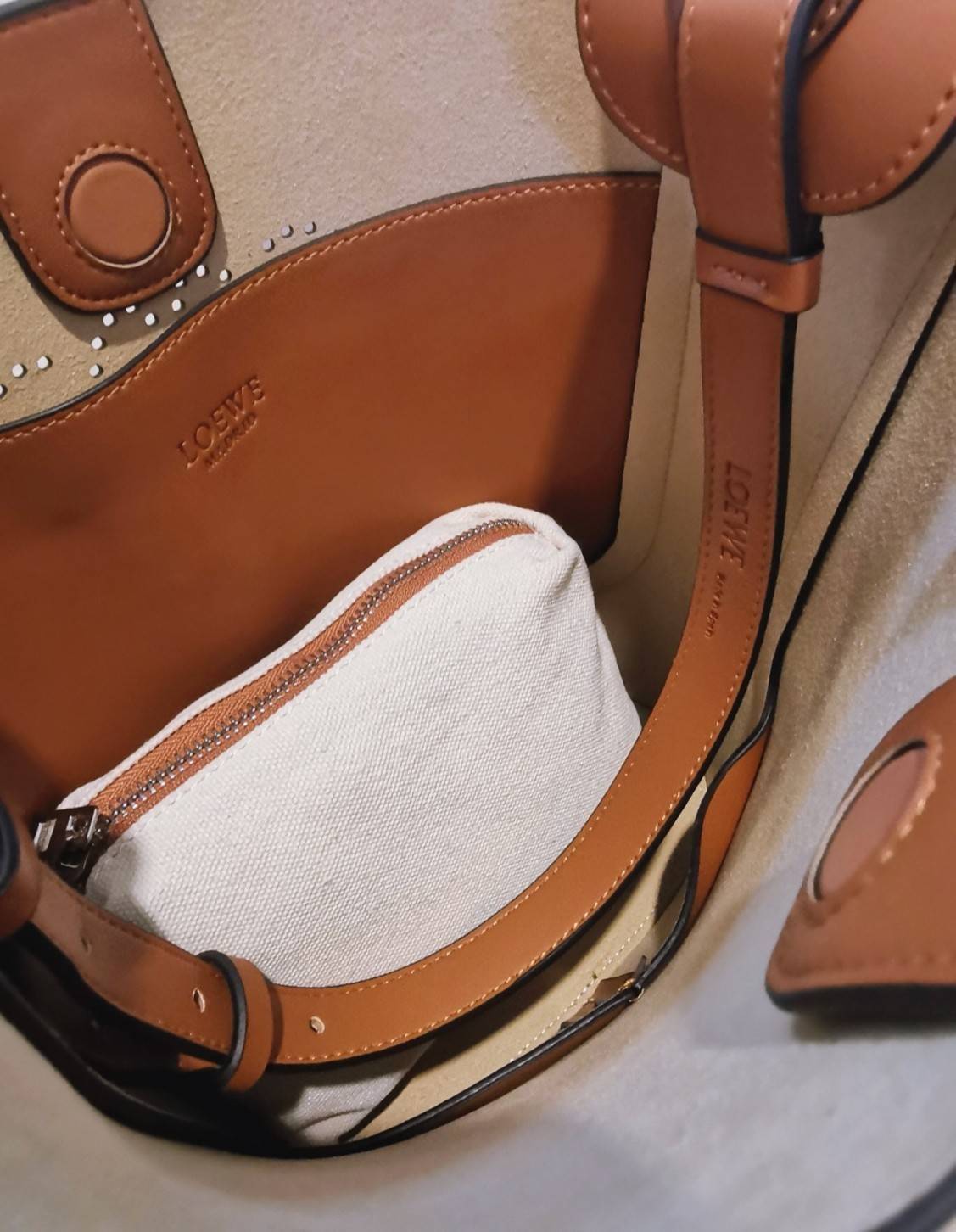 LOEWE HOBO LEATHER SHOULDER BAG VIP GIFT WITH PURCHASE (GWP) กระเป๋าหนังแท้พรีเมี่ยมกิ๊ฟ Limited Edition จาก LOEWE PERFUME DUTYFREE รุ่น Rare items วัสดุหนังแท้ Lambskin หนังนิ่มสวยดีไซน์หรูด้านหน้าฉลุโลโก้ Loewe Anagram คงเอกลักษณ์แบรนด์ ภายในโล่งกว้างวั