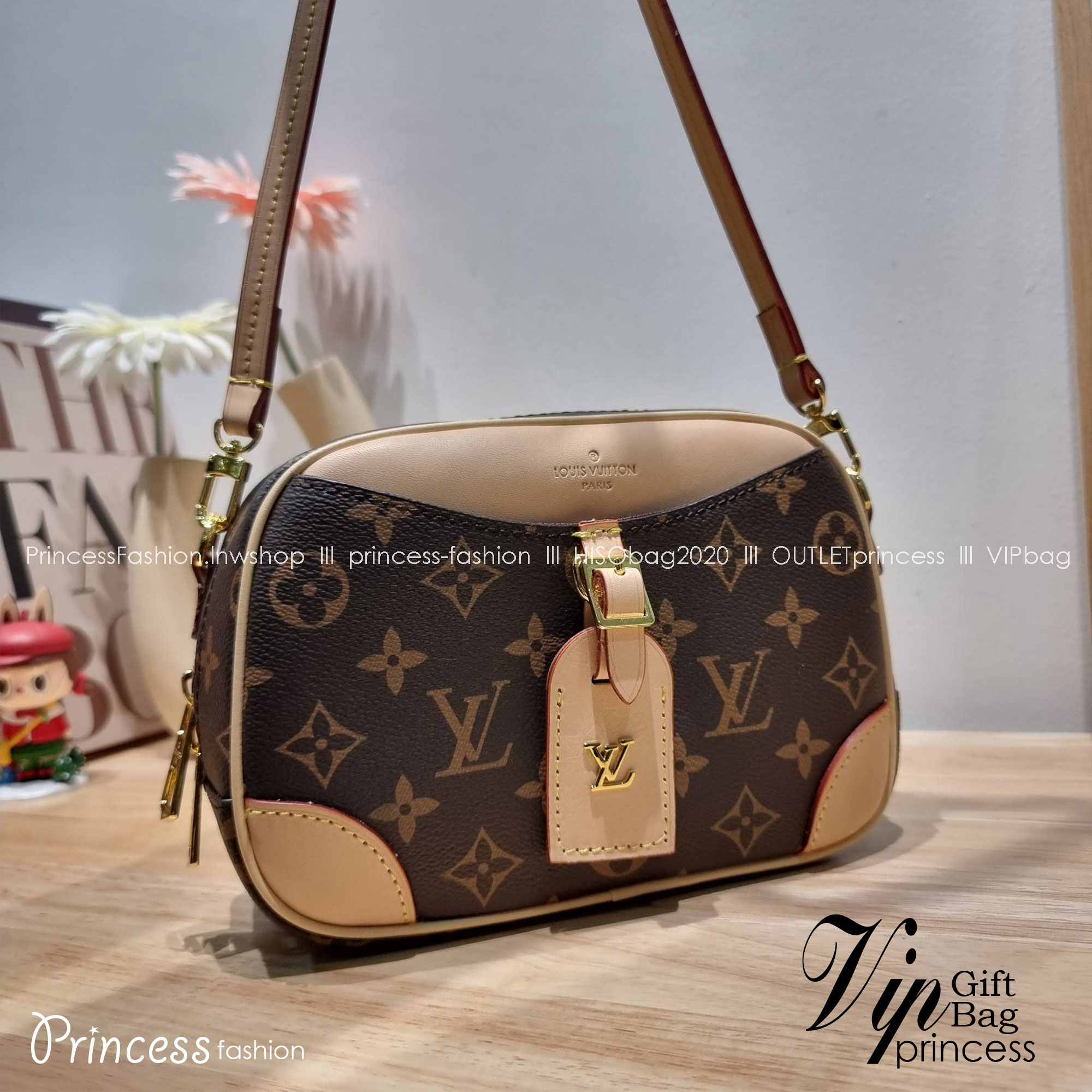 LV Deauville Mini Monogram Canvas bag เดอะเบสท์เซลเลอร์ ที่ใครก็ตามหา กับกระเป๋าสะพายทรงกล่อง ไซส์เล็กกะทัดรัด พกพาสะดวก รูปทรงสวยหรู วัสดุหนังแคนวาสสลับหนัง