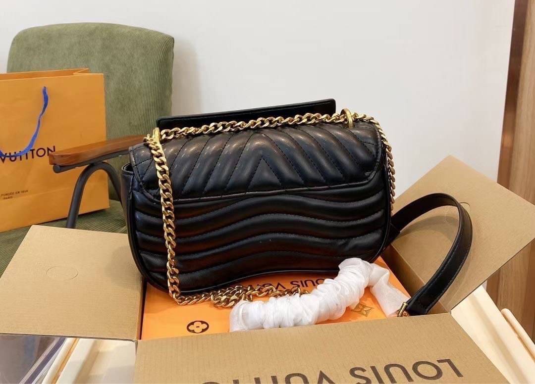 หนังแท้ LOUIS VUITTON New Wave black quilted leather bag พร้อมส่งที่ไทย ภาพสินค้าถ่ายจากงานขายจริง ใช้งานต่างประเทศได้