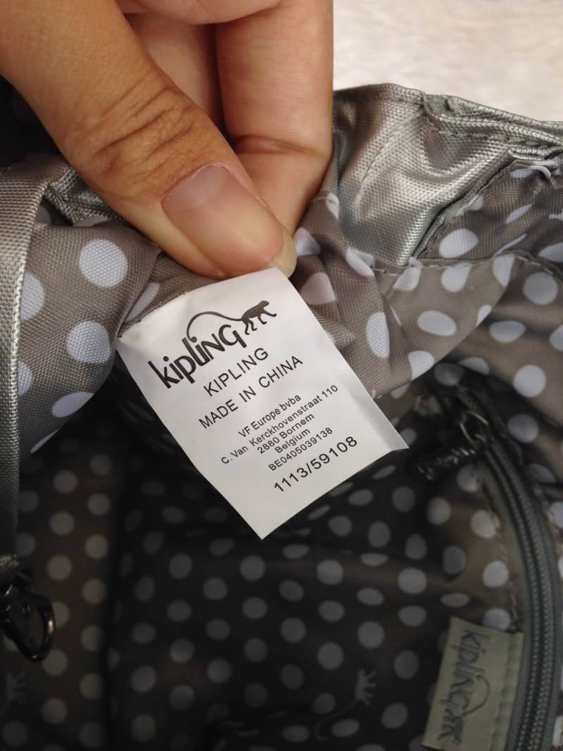 Kipling รุ่น Cicele กระเป๋าสะพายไหล่ใบใหญ่ สวยน่ารัก ตัวกระเป๋าด้านในเป็นช่องโล่งแบบปิดเปิดด้วยซิป มีช่องซิปด้านใน ด้านข้างกระเป๋า มี 2 ช่อง ปิดเปิด ด้วยเทป พร้อมที่ใส่โทรศัพท์ ปากกา และ MP 3 ในส่วนด้านใน และ ด้านข้างกระเป๋า ซ้าย-ขวา เป็นช่องขนาดเล็กสำหรั