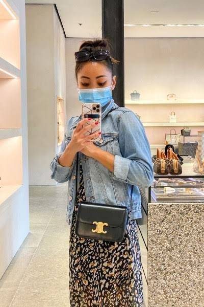 Celine MEDIUM TRIOMPHE BAG IN SHINY มีรูปทรงเป็นกล่องคล้ายกับกระเป๋า Classic Box แต่มีการออกแบบโลโก้ที่สะดุดตาแบบวินเทจ ด้วยดีไซน์ที่ดูโฉบเฉี่ยว แต่คงความคลาสสิคอย่างเต็มเปี่ยม ทำให้เป็นที่ดึงดูดความสนใจของสาวๆ สายสะพายสามารถปรับระดับได้ มีความคล่องตัวในก