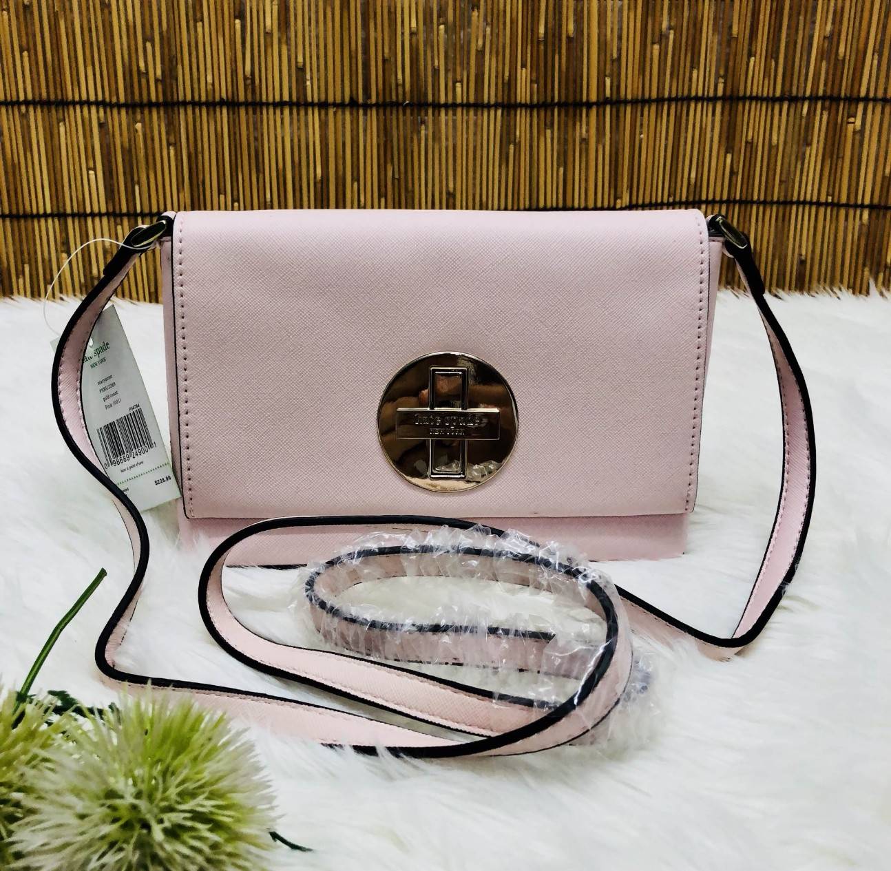 Kate Spade New York Crossbody Bag กระเป๋าสะพาย crossbody size mini กำลังน่ารัก วัสดุหนังลาย saffiano น้ำหนักเบา ด้านหน้ามี logo brand เปิดเปิดกระเป๋าแบบหมุนล็อค ภายในโล่งใส่มือถือได้ทุกรุ่น ใส่กระเป๋าสตางค์ใบสั้น, มือถือได้ทุกรุ่น ภายในมี 1 ช่องเล็ก ใส่มื