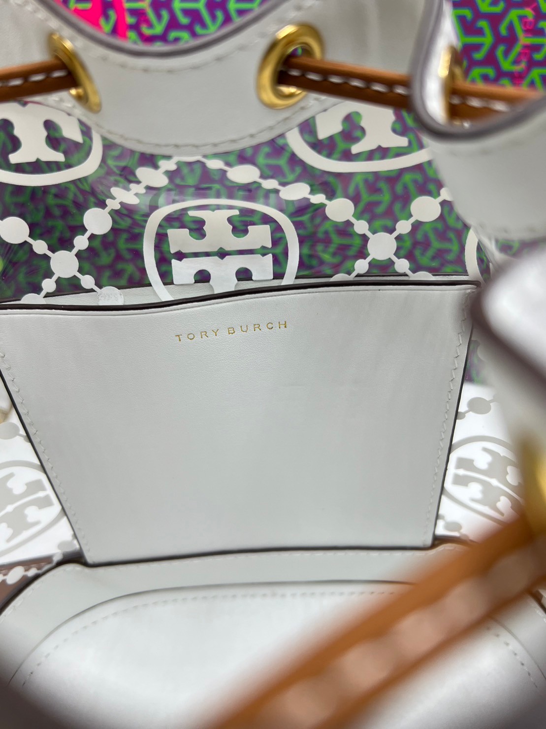 Tory Burch T Monogram Clear Bucket Bag / Tory Clear Bucket Bag ใหม่ล่าสุด กับกระเป๋าบัคเก็ต สีขาวสวยสะอาดตา ดีไซน์โปร่งละมุนมากๆ ดดเด่นด้วยลวดลายเอกลักษณ์ คมชัด ใช้งานง่ายด้วยการรูดหนังเปิด-ปิดที่ปากกระเป๋า ภายในเป็นช่องโล่ง งานจริงสวยน่าใช้มากค่ะ