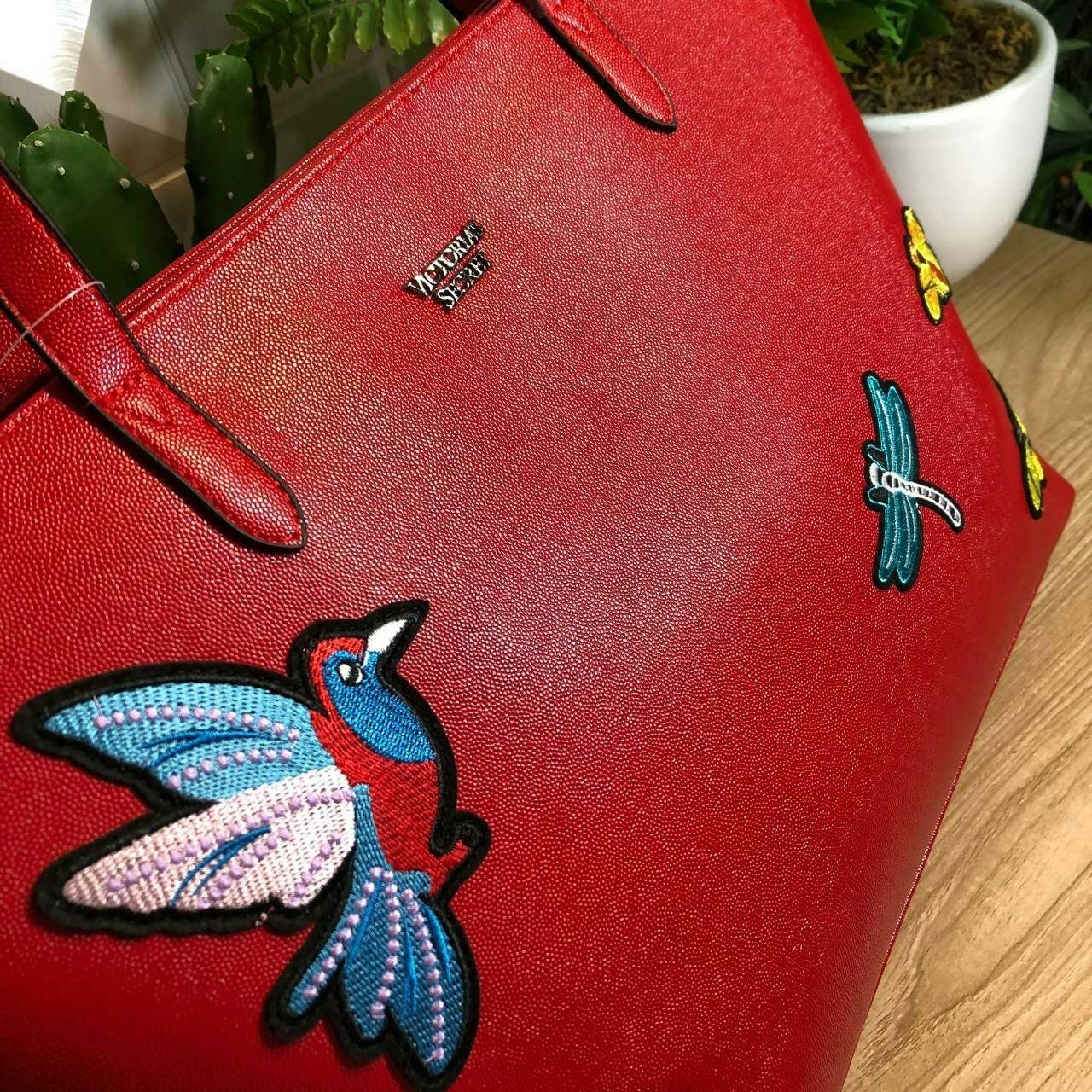 Victoria’s Secret Tote Bag 2019 กระเป๋าถือหรือสะพายลายหนังคาเวียร์ สวยด้านหน้าประดับด้วยโลโก้ ตัวกระเป๋าแต่งด้วยลายปักสวยเก๋ ปากกระเป๋าเปิดปิดด้วยซิปสะดวกใช้ ภายในมีช่องโล่งและช่องเล็กไว้แบ่งเก็บของ ใส่หนังสือ เอกสาร A4 Notebook ipad กระเป๋าสตางค์ ของใช้ไ