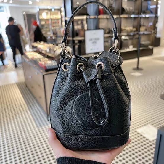 COACH DEMPSEY BUCKET BAG 15 WITH COACH PATCH AND HEART CHARM สวยงามด้วยดีไซน์ทรงตะกร้าแบบมินิมอลแสนน่ารัก ดีเทลสะดุดตา รูปทรงจดจำง่าย ถือแบบชิคๆ หรือยิ่งไปกว่านั้น สายสะพายของกระเป๋าก็สามารถถอดออกเพื่อเปลี่ยนรูปแบบการสะพายได้ทั้งแบบสะพายไหล่และสะพายคาดลำต