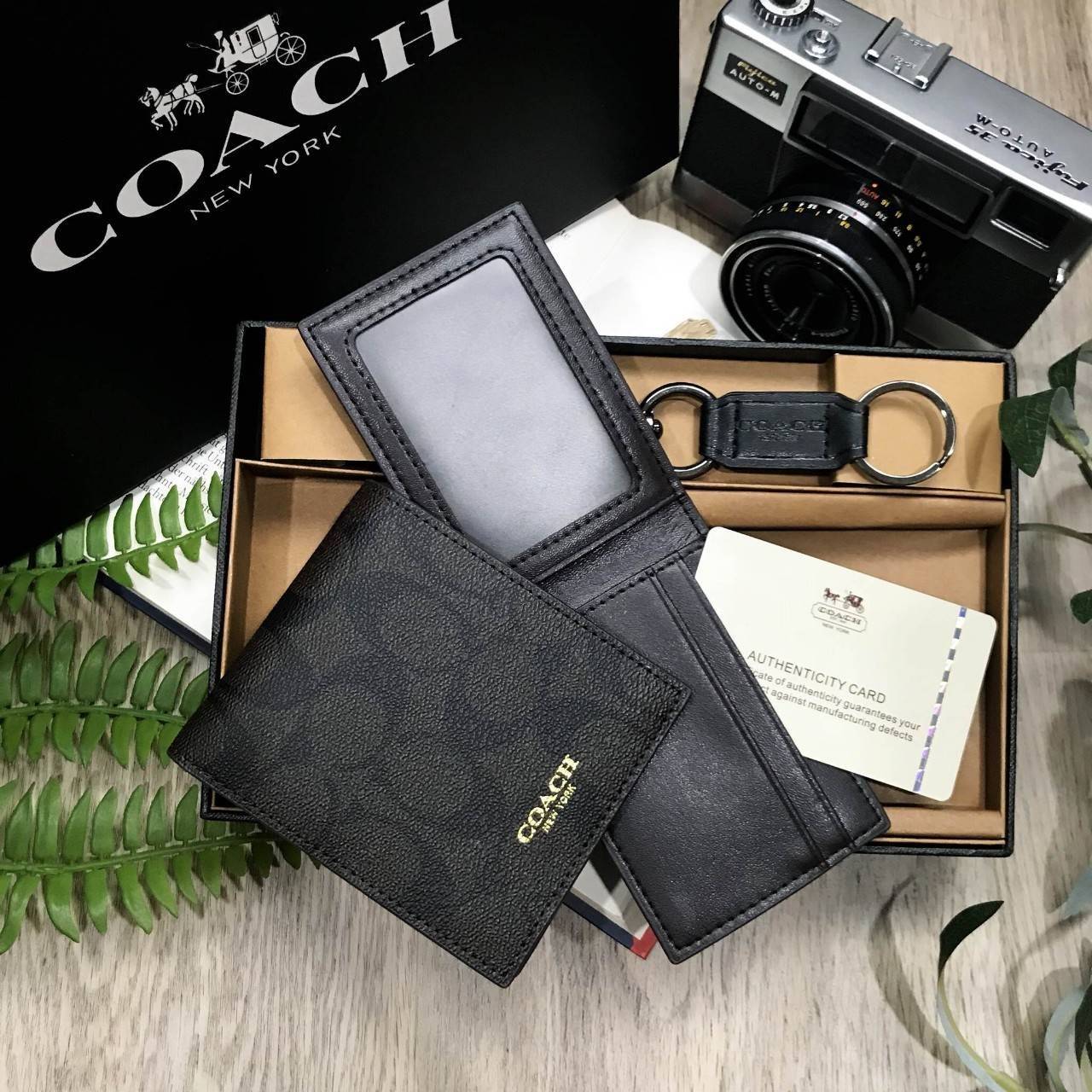 COACH FACTORY SHORT WALLET WITH CARD POCKET & KEY CHAIN Value set & 3 in 1! กระเป๋าสตางค์ใบสั้น + กระเป๋าใส่บัตร และพวงกุญแจ วัสดุหนังแท้ลายแบรนด์รอบใบ ภายใน มีช่องใส่ธนบัตร,บัตร บุผ้าลายแบรนด์ มาาพร้อมอุปกรณ์ ครบ set จะมอบเป็นของขวัญหรือใช้เองก็แนะนำค่ะ