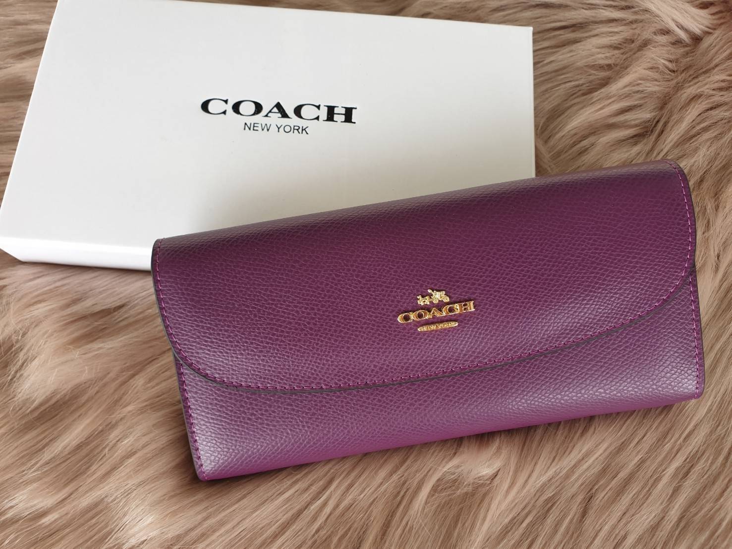 Coach long wallet กระเป๋าสตางค์ใบยาว วัสดุ pu. อะไหล่รมดำ เปิดปิดแบบฝาปิดกระดุม ภายในมีช่องใส่บัตร, ธนบัตร และช่องซิปใส่เหรียญ ด้านหลังมีอีก 1 ช่องค่ะ