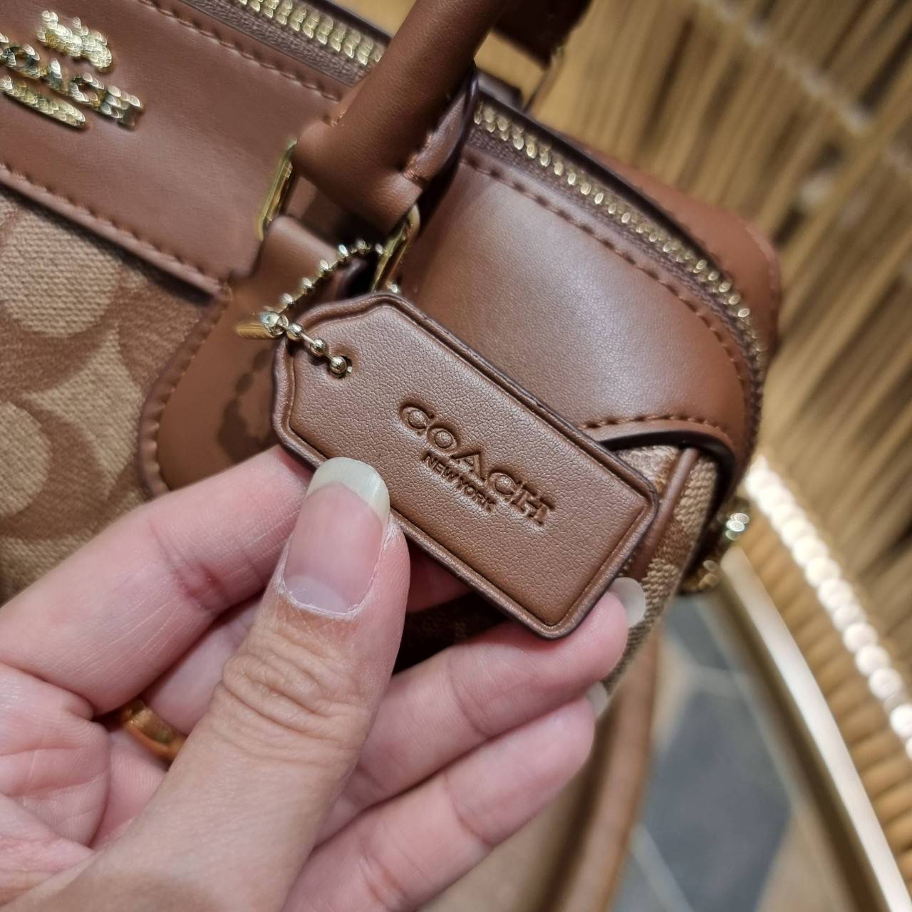 COACH F32203 MINI BENNETT SATCHEL IN SIGNATURE CANVAS กลับมาอีกครั้ง!! กับกระเป๋าทรงหมอนยอดฮิต 🥳 มีกี่สีก็ขายหมด วัสดุหนังแคนวาสเคลือบลาย ทรงสวยใช้งานได้ทุกโอกาส ภายในโล่งกว้างใส่ของได้เยอะ มีหูจับในตัว และสายสะพาย crossbody ปรับได้ตามตัว ใบนี้ไม่