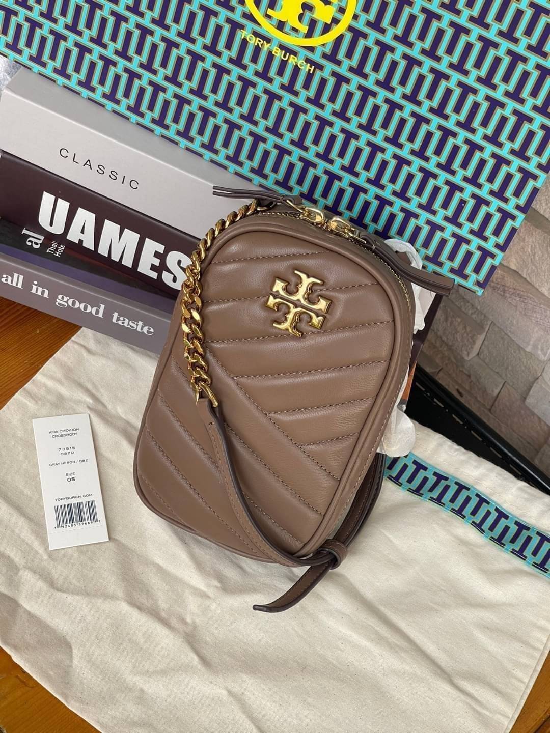 OUTTLET 】Tory burch kira chevron n/s crossbody bag กระเป๋าสำหรับใส่มือถือหรือของจุกจิกต่างๆ ได้กลายมาเป็นแฟชั่นสุดร้อนแรงแห่งปี คอลเลคชั่นนี้ออกมาเพื่อเอาใจสาวๆโดยเฉพาะ สีสันสุภาพเพื่อให้แมทช์กับสีสันของเสื้อผ้า ได้ง่าย ภายในยังสามารถแบ่งสันปันส่วนไว้สำหร