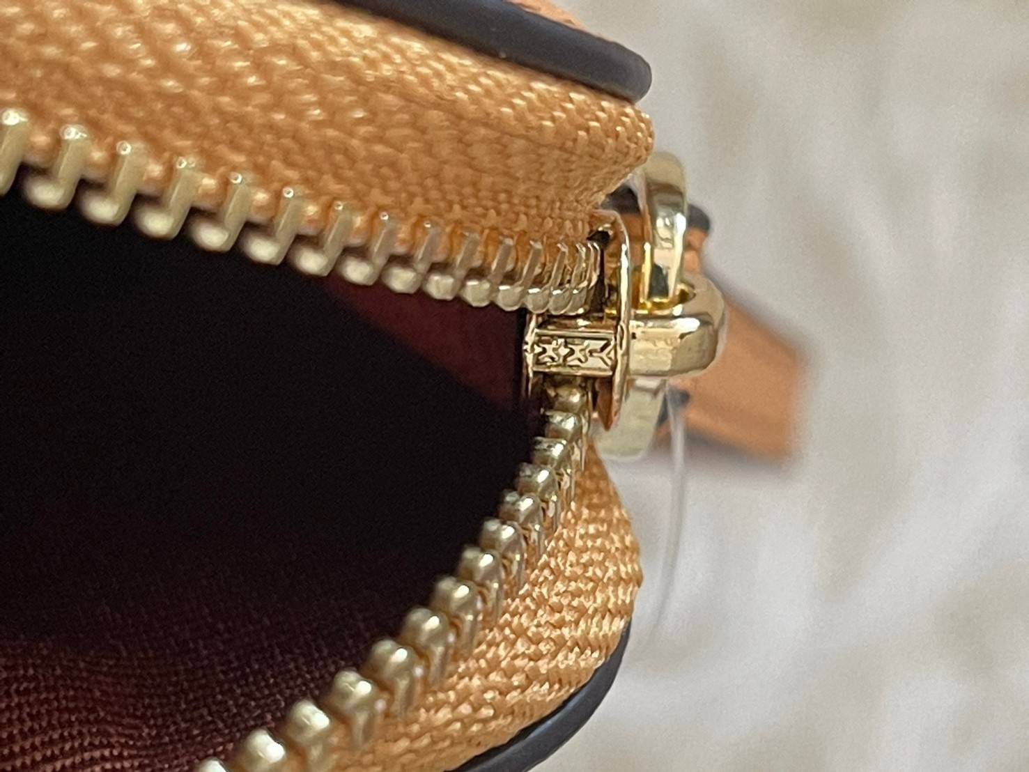 Coach & Disney Corner Zip Wristlet เปิดตัวคอลเลคชั่นเมื่อความดาร์กและโรแมนติกโคจรมาพบกัน เมื่อแบรนด์เครื่องหนังสัญชาติอเมริกัน Coach ร่วมมือกับ Disney สร้างสรรค์คอลเล็กชั่นพิเศษที่ได้รับแรงบันดาลใจมาจากเทพนิยายอเมริกันโกธิกของนิวยอร์ค ถ่ายทอดผ่านเหล่าตัวล