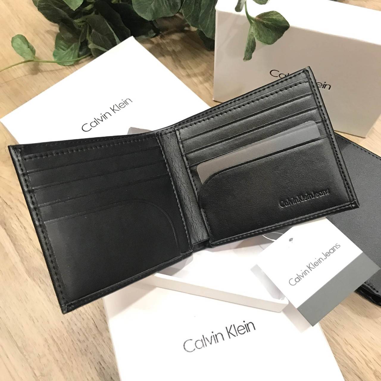 CALVIN KLEIN JEANS SHORT WALLET กระเป๋าสตางค์สั้นพับ 2 ตอน รุ่น Limited Edition หนังนิ่มสวย ด้านหน้าปั๊มแบรนด์ ขนาดกำลังดี พกพาสะดวก ภายในมีช่องใส่บัตร, ช่องใส่ธนบัตรแบงก์พัน แยกสองช่อง เป็นสัดส่วน มาพร้อมกล่องกระดาษแบรนด์มอบเป็นของขวัญ ก็เหมาะค่ะ