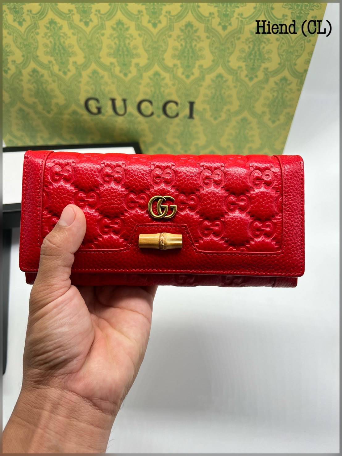 GUCCI LONG WALLET / GUCCI WALLET กระเป๋าสตางค์ใบยาว งานหนังแท้ ผสมผสานความสง่างามและคลาสสิกที่เข้ากับยุคสมัย ด้านหน้าโดดเด่นด้วยซิกเนเจอร์แบรนด์ เป็นอีกหนึ่งรุ่นที่ดาราเชเลปใช้กันเยอะมาก พร้อมส่งที่ไทย ภาพสินค้าถ่ายจากงานขายจริง ใช้งานต่างประเทศได้ค่ะ
