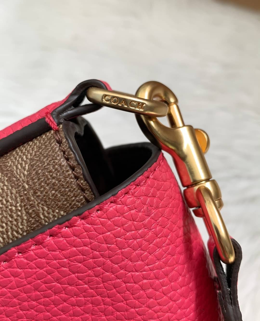 คอลเลคชั่นใหม่ ทั้งสวยทั้งคุณภาพค่ะ😘 COACH KARLEE CROSSBODY BAG 💐พร้อมส่ง ได้ไปไม่ผิดหวังแน่นอนค่ะ! สวยๆแบบคนดังระดับโลกกันค่าา กระเป๋าสะพายแบบครอสบอดี้ร์ หนังแท้นิ่มสวยงามมากๆค่ะ รูปทรงน่ารักกระทัดรัด เปิดปิดกระเป๋าแบบหมุนล็อค ภายในสามารถ