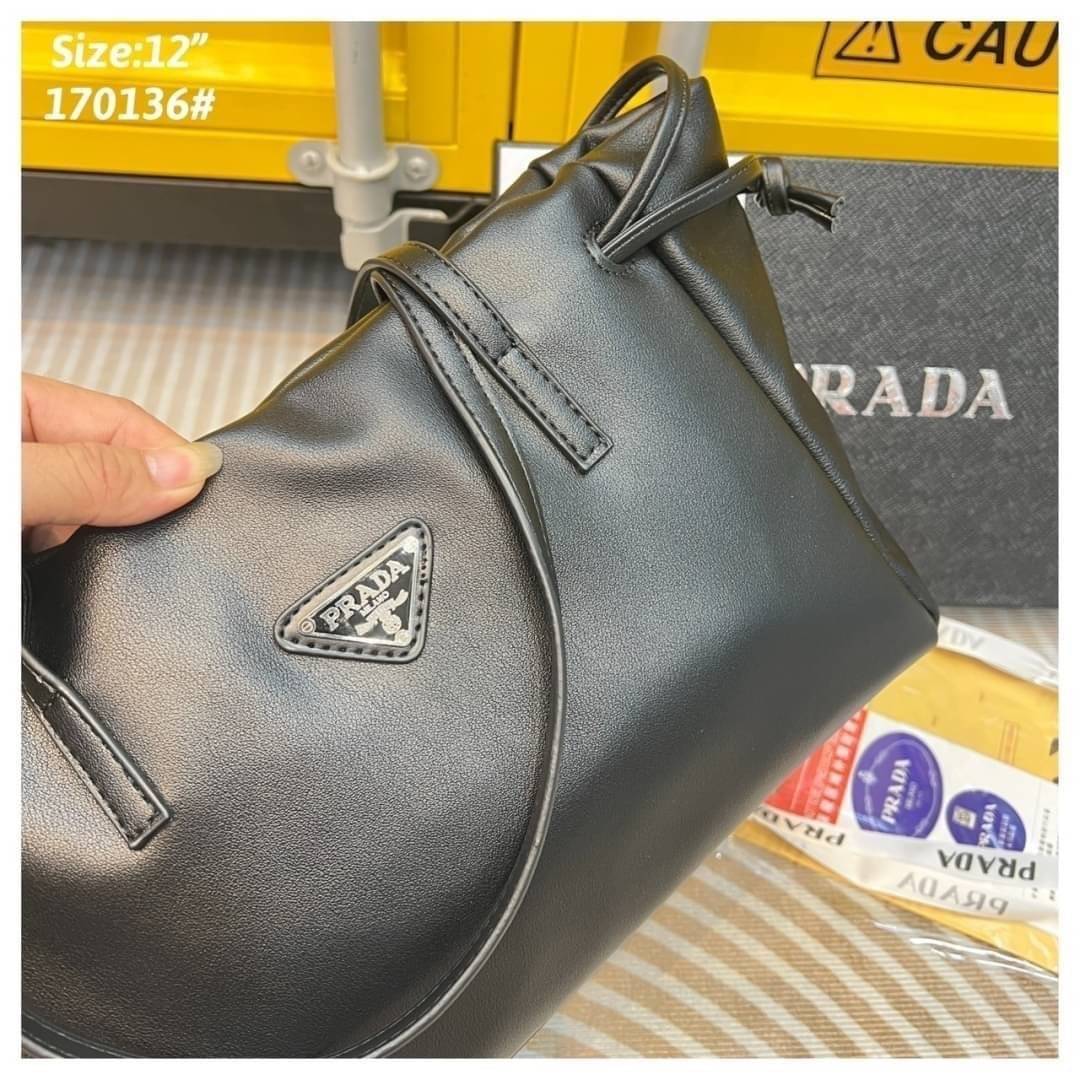 PRADA medium leather handbag กระเป๋าสะพายไหล่ดีไซน์สวยใช้งานง่าย สะเทือนวงการแฟชั่นแบบสุด! สาวๆหนุ่มๆติดแกลมต้องไม่พลาด สวยดูแพง