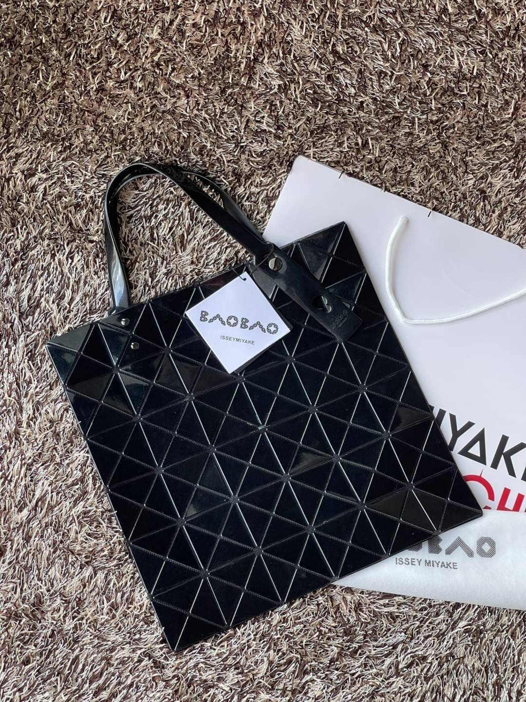 Baobao Issey Miyake 6x6 กระเป๋า Tote รุ่นนี้ถือว่าเป็นกระเป๋า Tote ไซส์กลางที่เหมาะกับการพกพาสิ่งของที่จำเป็นในทุก ๆ วัน มาพร้อมสายที่สามารถปรับได้ทั้งสองสาย และมีช่องใส่ของช่องเล็กด้านใน 1 ช่อง จุของได้เยอะแถมยังทนทาน ใช้เป็น Everyday Bag ได้เลยคะ พกพาสะ