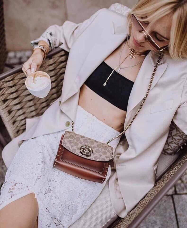 COACH 30592 PARKER 18 IN SIGNATURE CANVAS WITH RIVETS ไอเท็มยอดฮิต รุ่นหายาก!! sold out ไปหลายรอบ ก็ยังมีคนรอ!! กระเป๋าสะพายข้าง ไซส์กะทัดรัด พกพาง่าย ดีไซน์สวยด้วยการตอกหมุดเพิ่มดีเทล โดดเด่นด้วยตัวล็อครูปดอกไม้ วัสดุหนังแคนวาสเคลือบลายสลับหนังแท้ ภายในเ