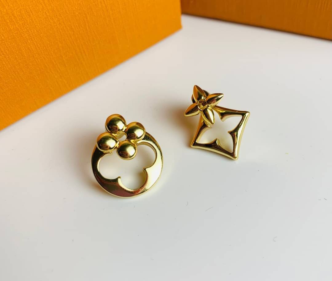 LV earring / Louis Vuitton earring ต่างหูหลุยส์ เกรดออริจินอล งานเคลือบโลหะทอง ไม่ลอกไม่ดำ เงาสวยคล้ายของจริงมากที่สุด สวยหรูหรา ผู้ดี ไฮโซสุดๆ งานเล่นไฟสวยมากค่ะ คอนเฟิม !!!!! เกรดสั่งทำแบบละเอียดที่สุด เก็บรายละเอียดครบ ปั้มโลโก้ สวยมากค่ะ