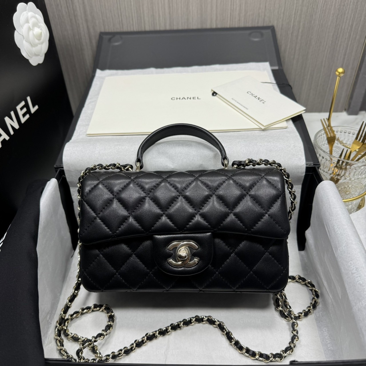ORI | หนังแท้ Chanel Mini Classic Handbag With Top Handle กระเป๋าสะพายรุ่นคลาสสิกพร้อมหูจับถนัดมือ สวยเรียบหรู 🤍 สินค้าเกรดออริจินอล เทียบแท้