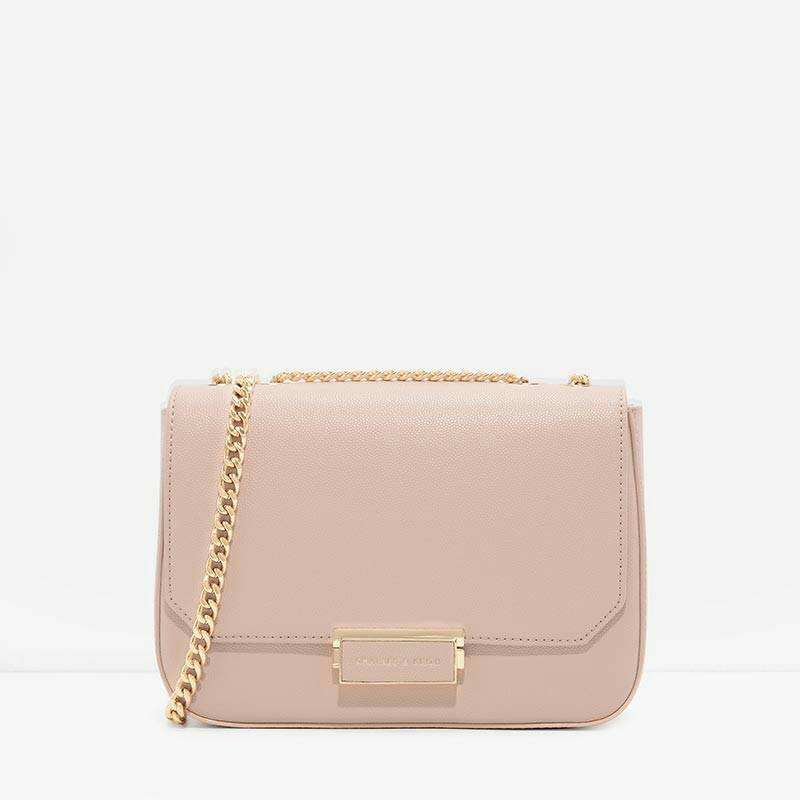 CHARLES & KEITH PUSH-LOCK CHAIN SLING BAG Best seller กระเป๋าอยู่ทรงสวย วัสดุลายคาร์เวียร์หนังสวยใช้ เปิดปิดด้วยตัวล็อค ด้านในมีช่องซิป 1 ช่อง จะสะพาย แบบสายโซ่คู่/เดี่ยวก็สวยน่ารักค่ะ