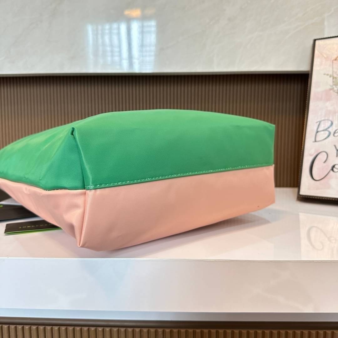 LONGCHAMP LE PLIAGE RE-PLAY TOP HANDLE BAG สินค้ารุ่นลิมิเต็ด collection สุดปัง ซื้อใบเดียวเหมือนได้2 ใบ กระเป๋าสะพายแนวตั้งที่กว้างขวาง มีเอกลักษณ์เฉพาะตัวแต่มีดีไซน์ที่น่าดึงดูด