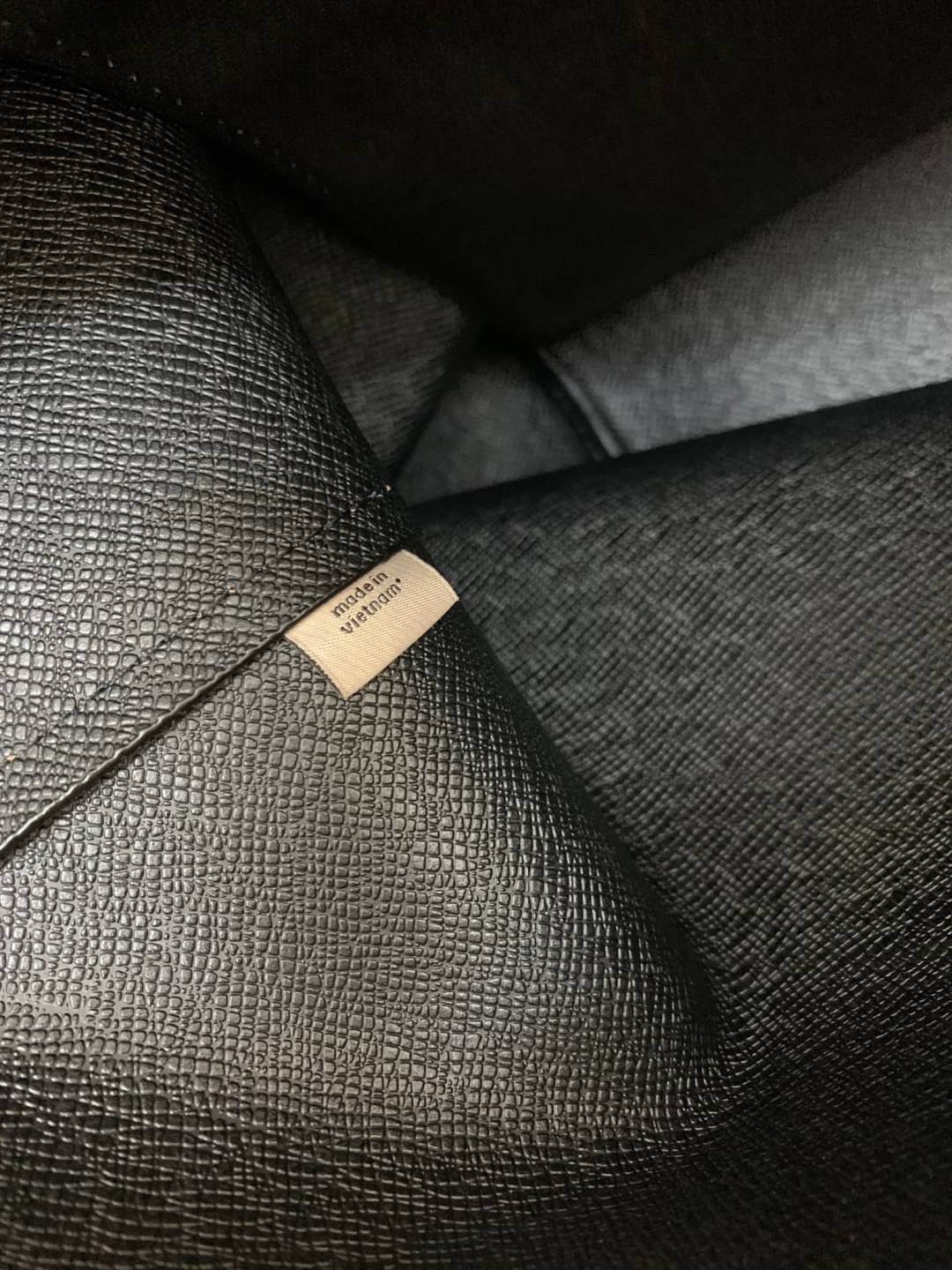 COACH TOWN TOTE SIGNATURE BAG((76636)) พร้อมส่งอีกครั้ง! กระเป๋าใบใหญ่หนังแท้ สวยงามค่ะ ป้ายอะไหล่แบรนด์แบบโลหะสีทองสวยหรูมากๆ เปิดปิดกระเป๋าแบบกระดุมแม่เหล็ก ใช้งานง่าย ภายในกว้างมากๆค่ะบอกเลย สาวๆที่สัมภาระเยอะหายห่วงค่ะ พร้อมช่องกระเป๋าซิปให้ใส่มือถือห