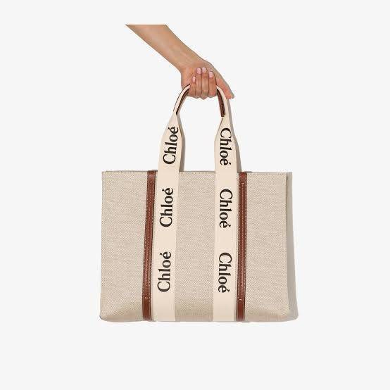 CHLOÉ Woody large leather-trimmed cotton-canvas tote กระเป๋าแบรนด์ดังจากสัญชาติฝรั่งเศส เป็นที่ชื่นชอบของเซเลบริตี โคลเอ้รุ่นนี้เป็นสไตล์วินเทจ เรียบหรูและดูดี ออกแบบมาเพื่อการใช้งานที่ง่ายแสนง่าย และยังจุของได้ไม่น้อยเลยทีเดียว เพิ่มความมีเสน่ห์และแข็งแร