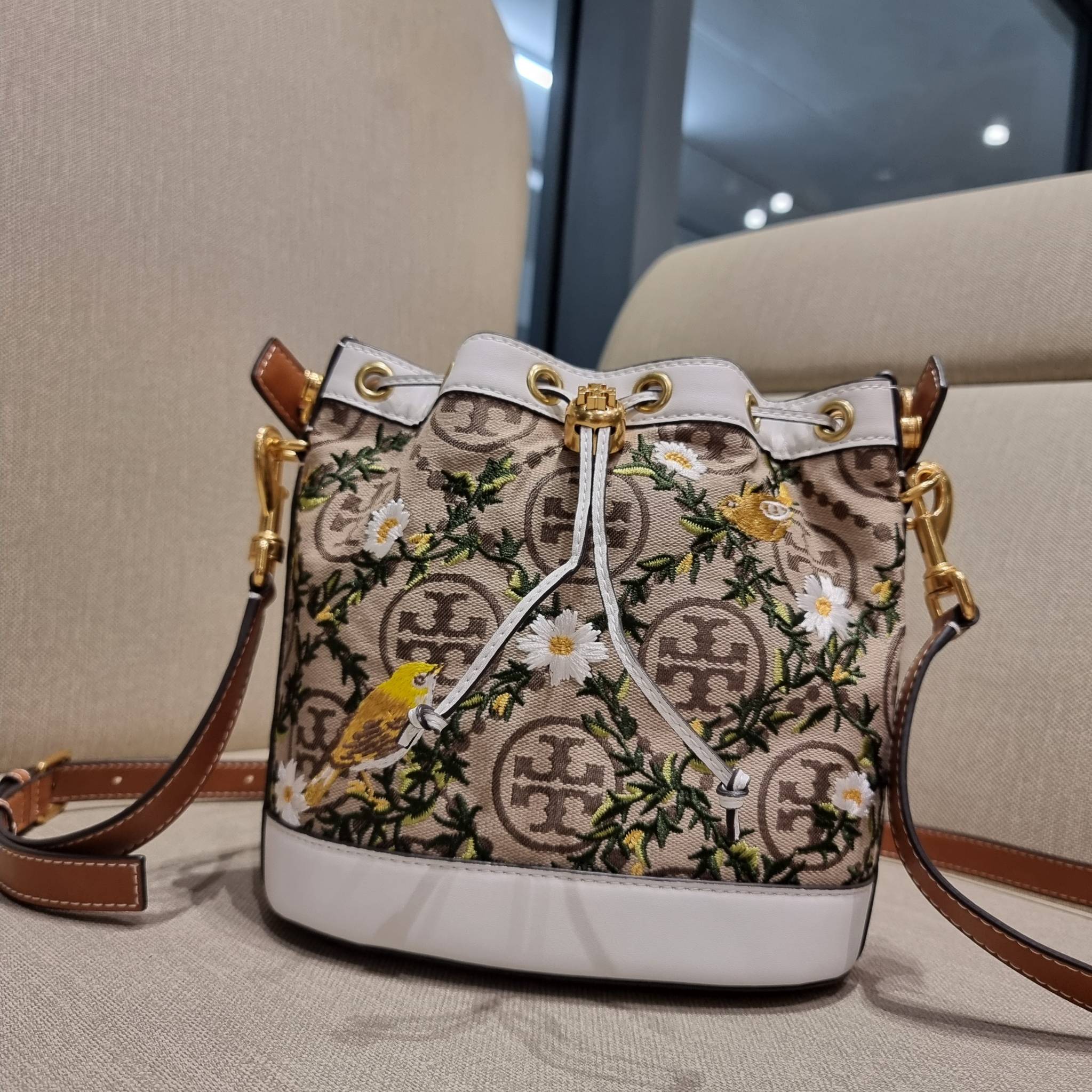 TORY BURCH T MONOGRAM JACQUARD EMBROIDERED BUCKET แรร์ไอเท็มรุ่นยอดฮิต ใบใหญ่ไซส์กำลังดี!! ที่สุดของรุ่นที่ตามหา!! สวยสุดกับดีไซน์ลายปัก ที่ดูแพง!! กระเป๋าบัคเก็ตทรงสวย ที่ดาราเซเลปใช้กันมากมาย ในราคาที่จับต้องได้ โดดเด่นด้วยลวดลายเอกลักษณ์ และลายปักธรรมช