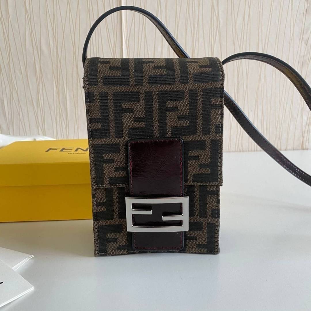 FENDI Phone crossbody bag พร้อมส่งกับกระเป๋าสะพายข้างขนาดมินิขนาดกำลังดี ใส่ของจุกจิกได้เยอะ ใส่iPhone pro max ได้สบาย มาพร้อมสาย สะพายข้างถอดได้ งานจริงสวยมากไม่ผิดหวังค่ะ