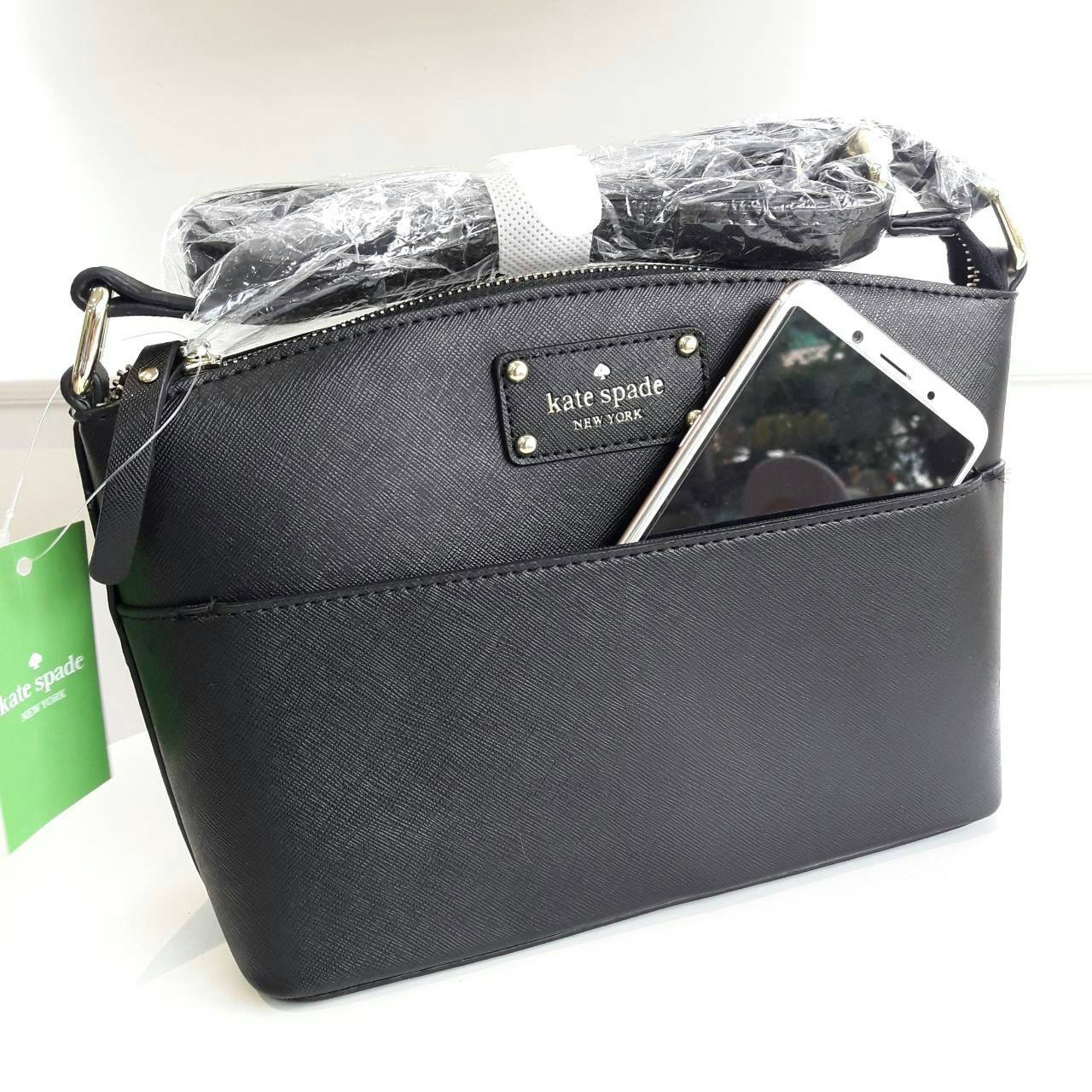Kate Spade New York Mini Cross Body Bag กระเป๋าถือหรือสะพายหนัง Saffiano สวยหรูอยู่ทรงสไตล์ PRADA ด้านหน้าประดับโลโก้สีทองสวยไฮโซ มาพร้อมสายสะพายยาวปรับได้ ภายในมีช่องซิปและช่องเล็ก ซับในอย่างดีสกรีนลายตามแบบฉบับของแบรนด์ภายในกว้างจุใส่กระเป๋าสตางค์ใบยาวข