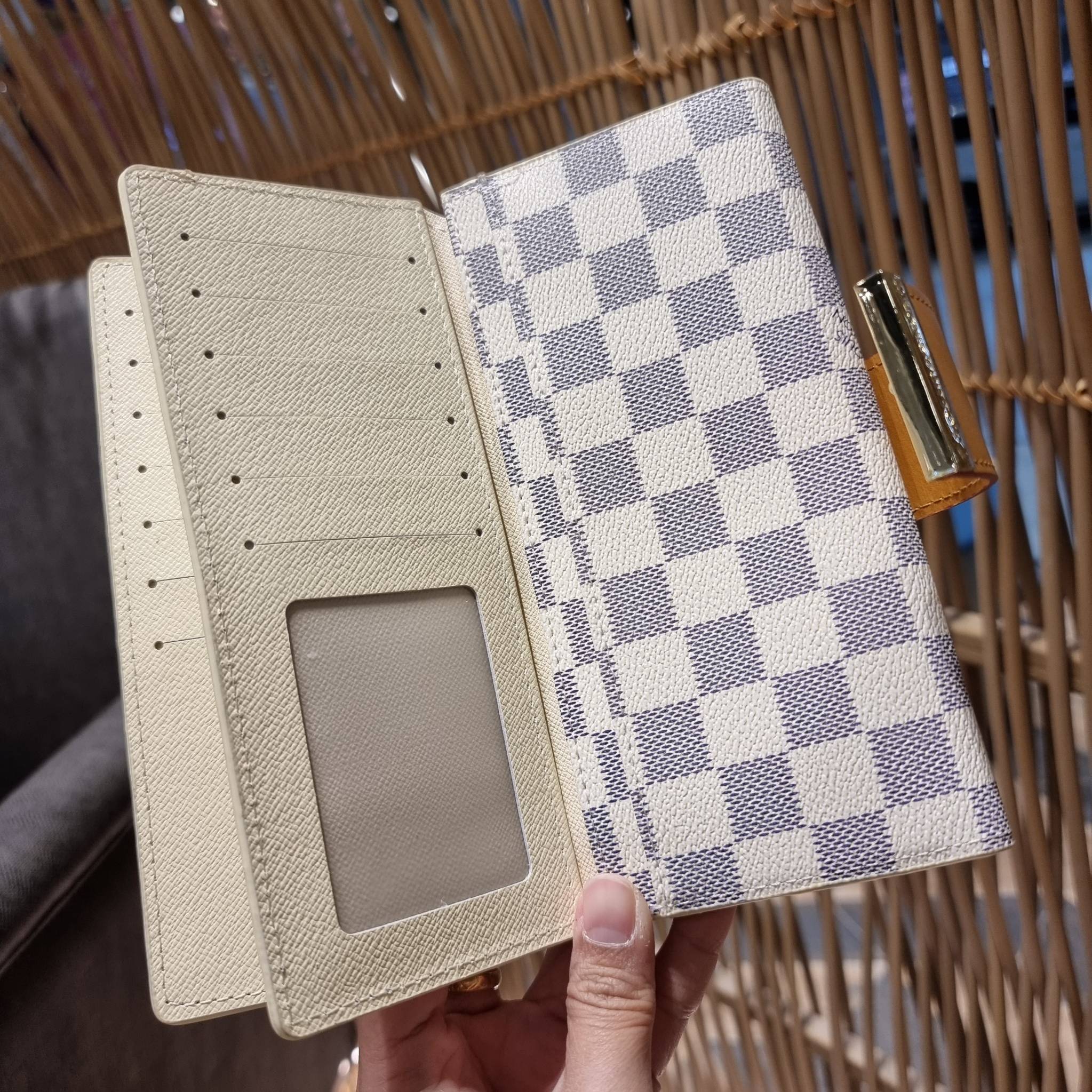 VIP 】ได้เวลาเปลี่ยนกระเป๋าสตางค์รับทรัพย์กันแล้ว!! LV vip wallet กระเป๋าสตางค์พรีเมี่ยมกิ๊ฟ เป็นไอเท็มหายาก ที่สาวๆต้องว้าว!! ใบยาวขนาดกำลังเหมาะมือ ถือแล้วขับผิวทุกสี วัสดุหนังแคนวาส ทนทาน เปิด-ปิดด้วยกระดุม ภายในมีช่องใส่บัตรเยอะมาก แบ่งสัดส่วนสวย ใส่ธน