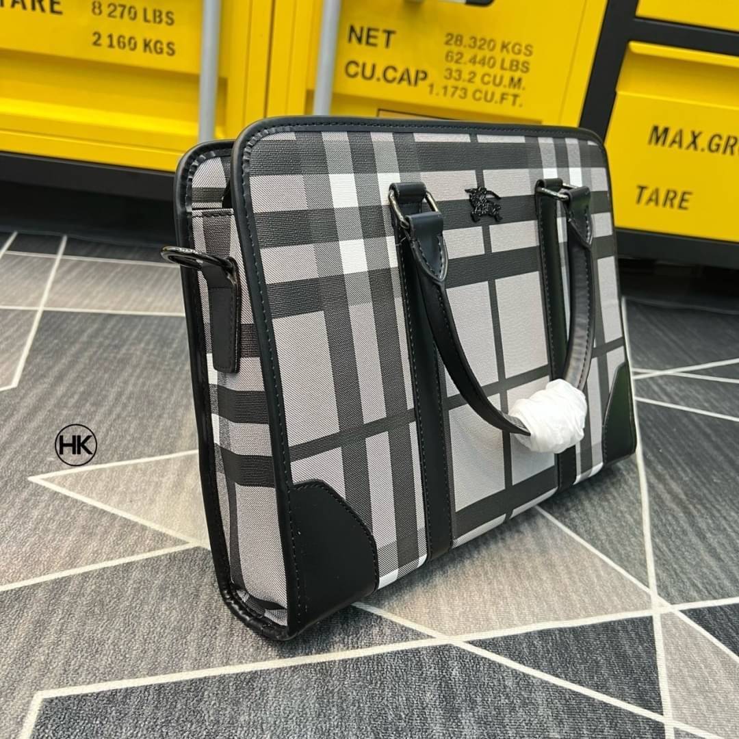 Burberry Men Ainsworth Briefcase / Burberry Newburg Briefcase / Burberry Briefcase Men Bag กระเป๋าเอกสารผู้ชาย กระเป๋าถือแนวนอนกระเป๋าธุรกิจใบใหญ่ สวยงามน่าใช้ จะถือหรือใช้แบบสะพายข้าง ลุคออกมาคือดูดีทีเดียว สินค้าแนะนำ