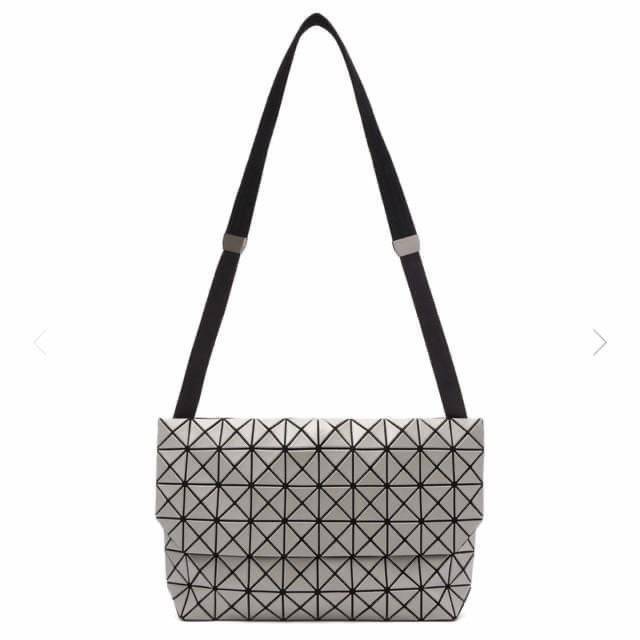 Baobao Issey Miyake Prism Sac ชาวมินิมอลทั้งชายและหญิงต้องถูกใจรุ่นนี้ เพราะ Prism Sac เป็นกระเป๋าแบบ unisex ที่มาพร้อมกับความเรียบง่ายของวัสดุเนื้อแมตต์ แต่ให้ลุคสไตล์เท่แบบคูลๆ โดดเด่นด้วยดีไซน์ที่ออกแบบมาให้ใช้งานที่ง่าย ตอบโจทย์ทุกสถานการณ์ฝาพับแบบเปิ