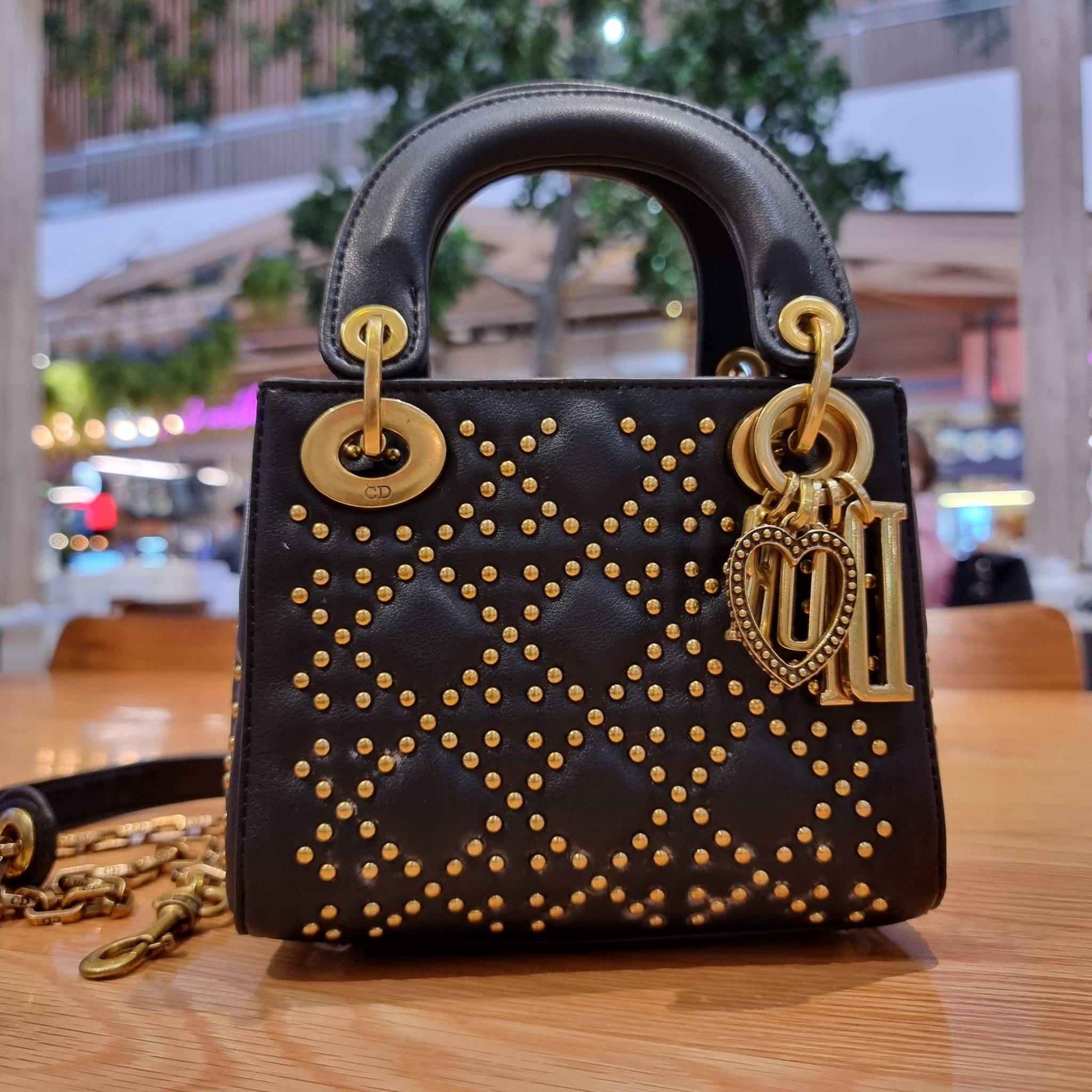 DIOR CD MINI LADY STUDDED BAG กระเป๋าสะพายข้างพรีเมี่ยมกิ๊ฟสุดฮอต ดีไซน์ตกแต่งหมุดเต็มใบ ไม่มีคือพลาด หรูจริงอะไรจัง ทรงกล่องคลาสสิค วัสดุหนังแท้ โดดเด่นด้วยพวงกุญแจโลโก้สีทองลิมิเต็ด มีหูจับในตัวและสายครอสบอดี้สุดเลิศ แต่งเติมดีเทลอัพราคาไปอีก ภายในเป็นช