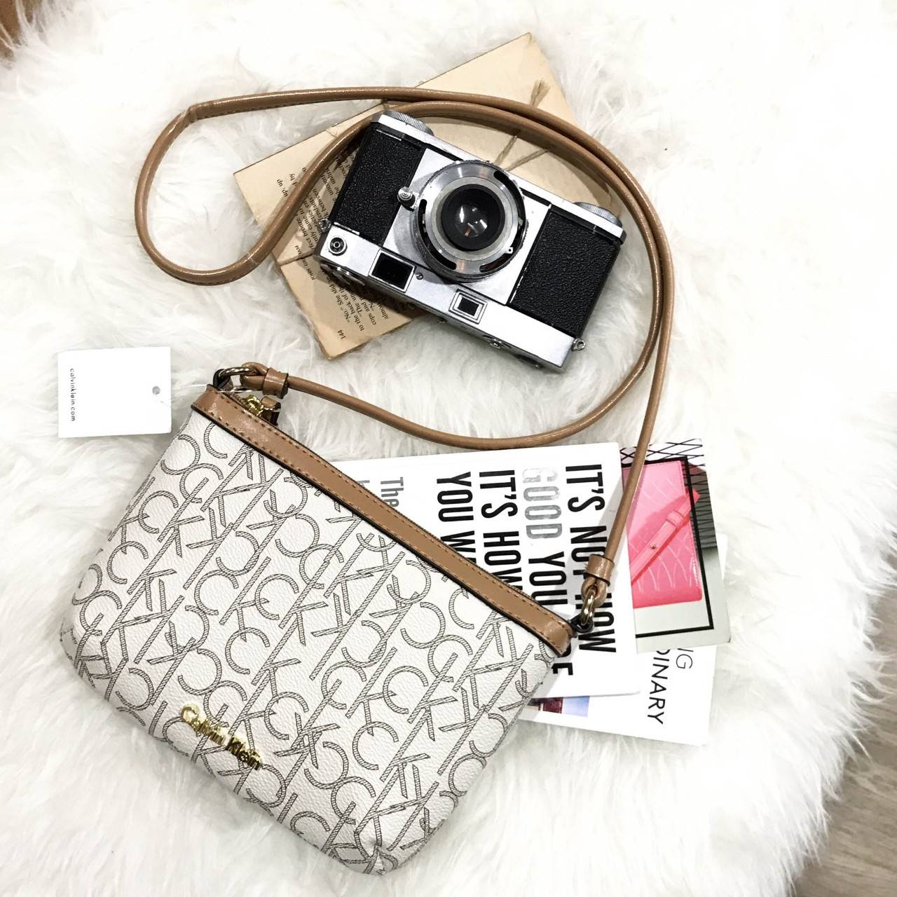 Calvin Klein Cross Body Bag กระเป๋าสะพายรุ่นใหม่ล่าสุดหนังสวย สกรีนลาย Signature แบรนด์รอบใบ ประดับโลโก้แบรนด์ สีทองด้านหน้า เปิดปิดด้วยซิป น้ำหนักเบา ภายใน โล่งกว้าง มีช่องใส่บัตร และช่องซิป ใส่ iphone+ ได้ มาพร้อมสายสะพายยาว ขนาดกำลังน่ารัก สะพายคล่องตั