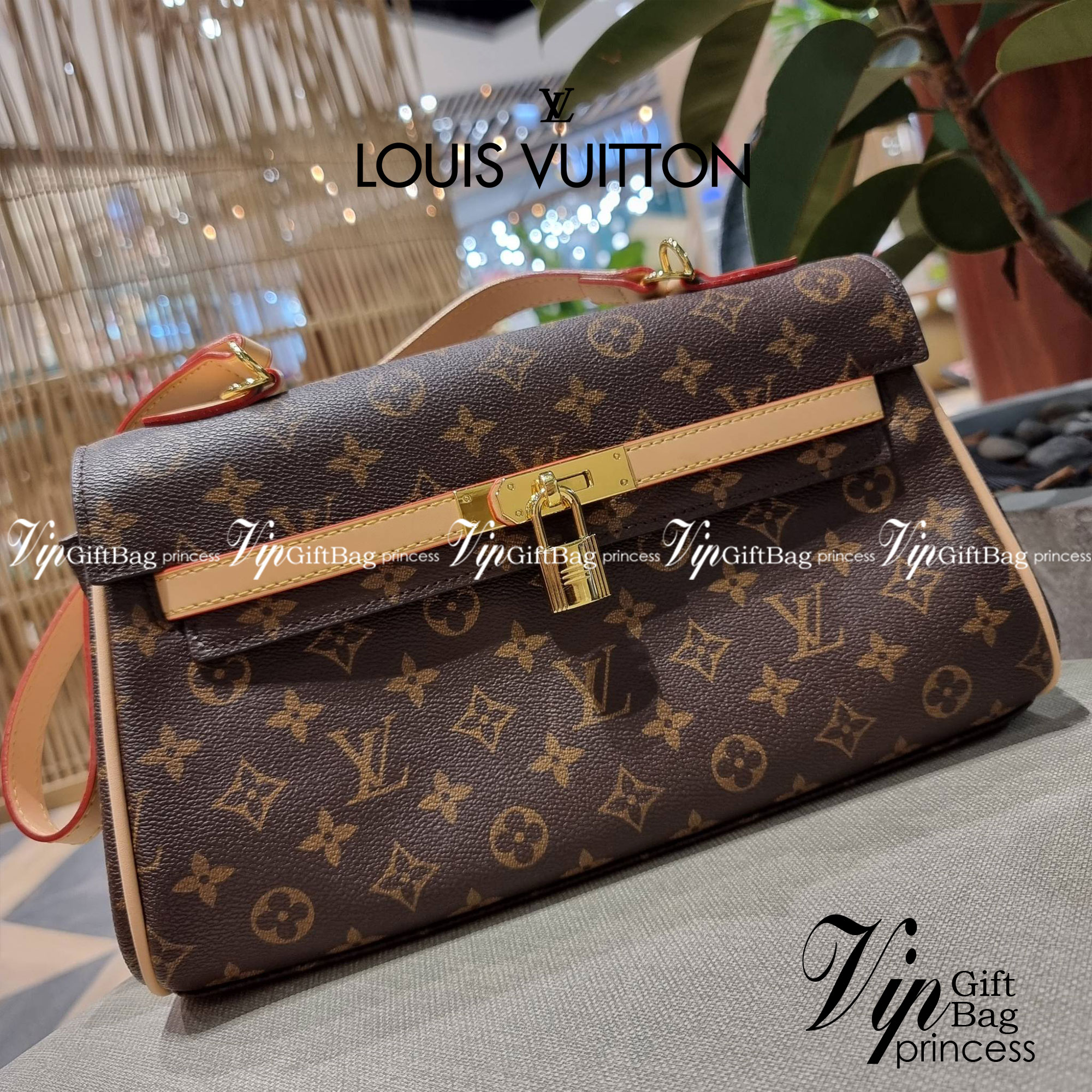 LV MONOGRAM SHOULDER BAG กระเป๋าสะพายทรงสวย ใบใหญ่กำลังดี รับรองว่าจุจริง ดีไซน์สายคาดตกแต่ง และปรับทรงได้ เพิ่มดีเทลให้กระเป๋าดูมีลูกเล่นขึ้น วัสดุหนังแคนวาส มาพร้อมหูจับในตัว และยังมีสายครอสสปอร์ตให้อีกเส้น เปิด-ปิดด้วยอะไหล่บิดล็อค ภายในโล่งกว้างมาก ใส