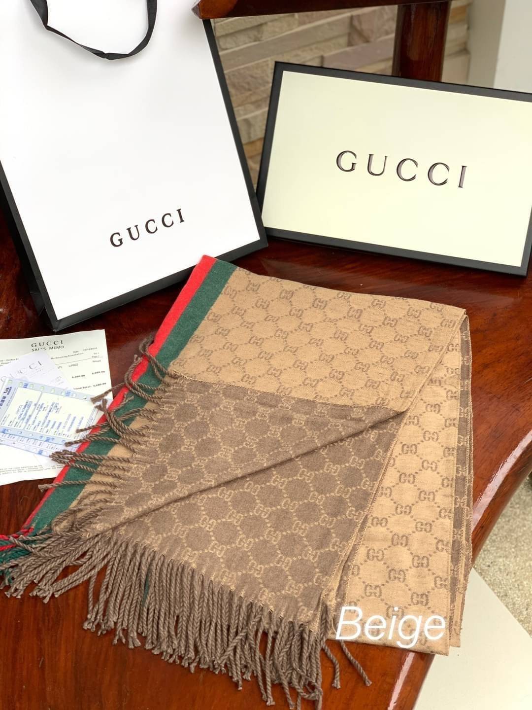 Gucci Classic Print Scarf แบรนด์ดังจากประเทศอิตาลี ด้วยงานพรีเมี่ยมกิ้ฟ ส่งมอบความรู้สึกดีๆให้กับคนที่คุณรัก ในรูปแบบผ้าพันคอและผ้าคลุมไหล่ผืนใหญ่สีสันไม่ฉูดฉาด เหมาะกับชุดที่เป็นทางการหรือลำลองก็ได้ เป็นผ้าที่ให้ความอบอุ่น ถักทอด้วยผ้าcashmere ผ้าเนื้อดี