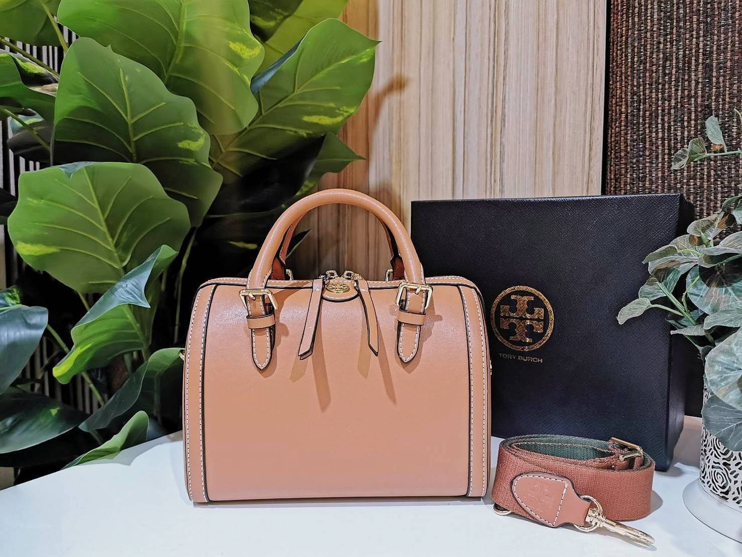 TORY BURCH FACTORY BOSTON BAG กระเป๋าถือหรือสะพายรุ่นใหม่ล่าสุดจาก TORY BURCH FACTORY วัสดุ Calf Skin หนังเรียบสวยอยู่ทรงดีไซน์โดดเด่นทรง Boston เปิดปิดด้วยซิปสะดวกใช้ขนาดกำลังดีใส่กระเป๋าสตางค์ยาว มือถือของใช้ได้เยอะ หูหิ้วจับถนัดมือสายสะพายยาวถอดปรับได้