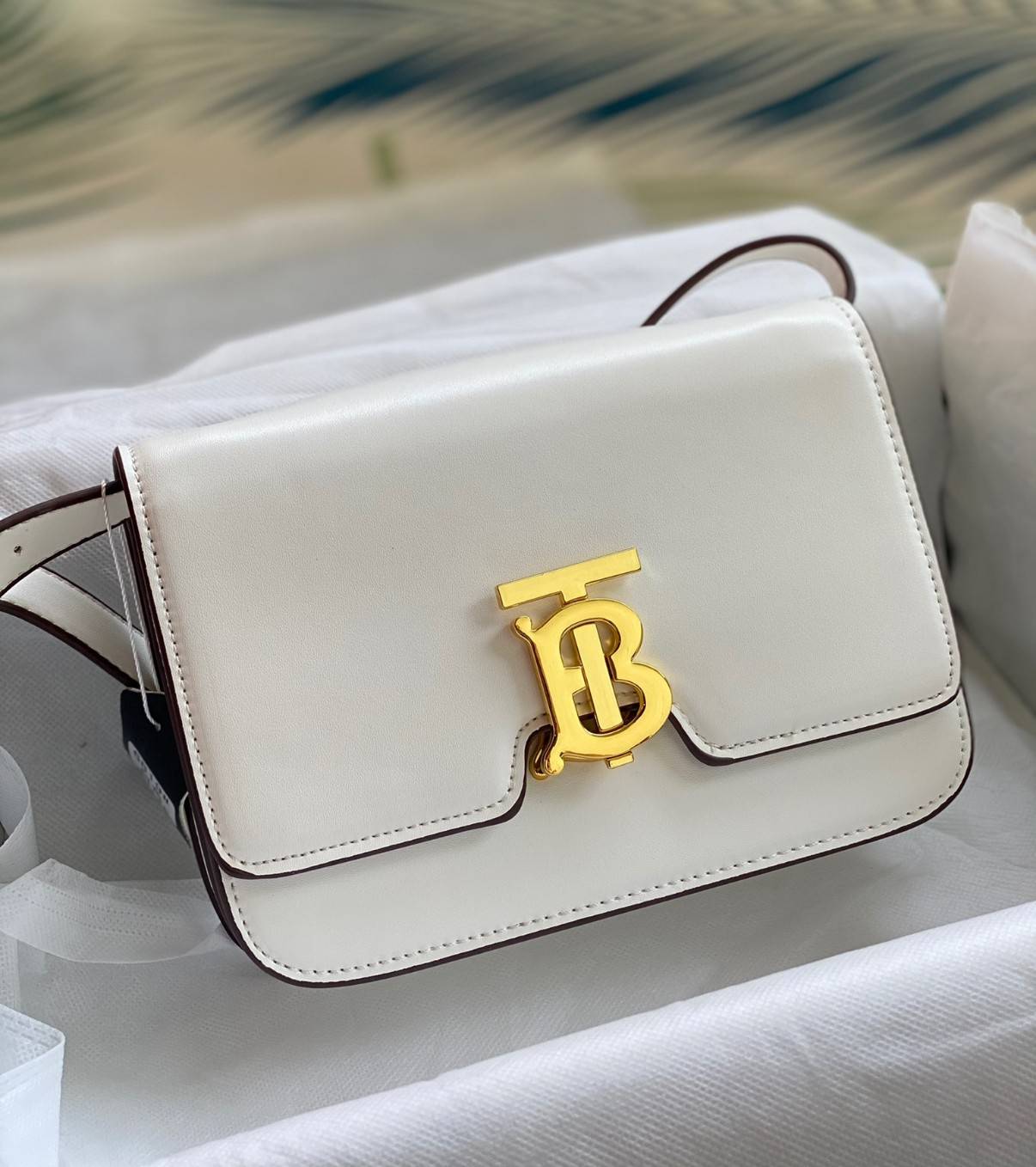 BURBERRY FRAGRANCES CROSSBODY BAG VIP GIFT WITH PURCHASE (GWP) กระเป๋าสะพายพรีเมี่ยมกิ๊ฟ Limited Edition จากน้ำหอม BURBERRY DUTY FREE วัสดุ Calfskin หนังเรียบสวยอยู่ทรงดีไซน์ยอดนิยมประดับโลโก้แบรนด์ทองด้านหน้า เปิดปิดด้วยฝาปิดสัญลักษณ์ตัวB ภายในมีช่องแบ่ง
