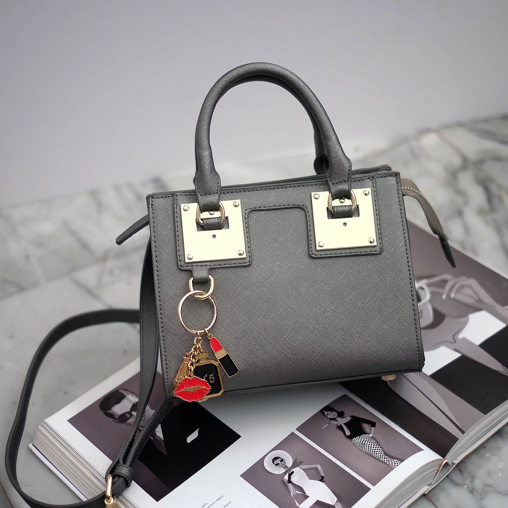 รุ่นใหม่ล่าสุด หนัง saffiano สวยมากๆค่า รุ่น KEEP Comfy office bag สวย น่ารัก ขนาดตอบทุกโจทย์การใช้งาน เห็นแล้ว หลงรักเลยคะ 🌲ตัวกระเป๋าขนาดกำลังดีหนังsaffiano ลายสวยที่สำคัญ ดูแลรักษาง่าย ประดับด้วยพวงกุญแจรุ่นพิเศษ ทำให้กระเป๋าเก๋ ขึ้น บอกคำเดียว