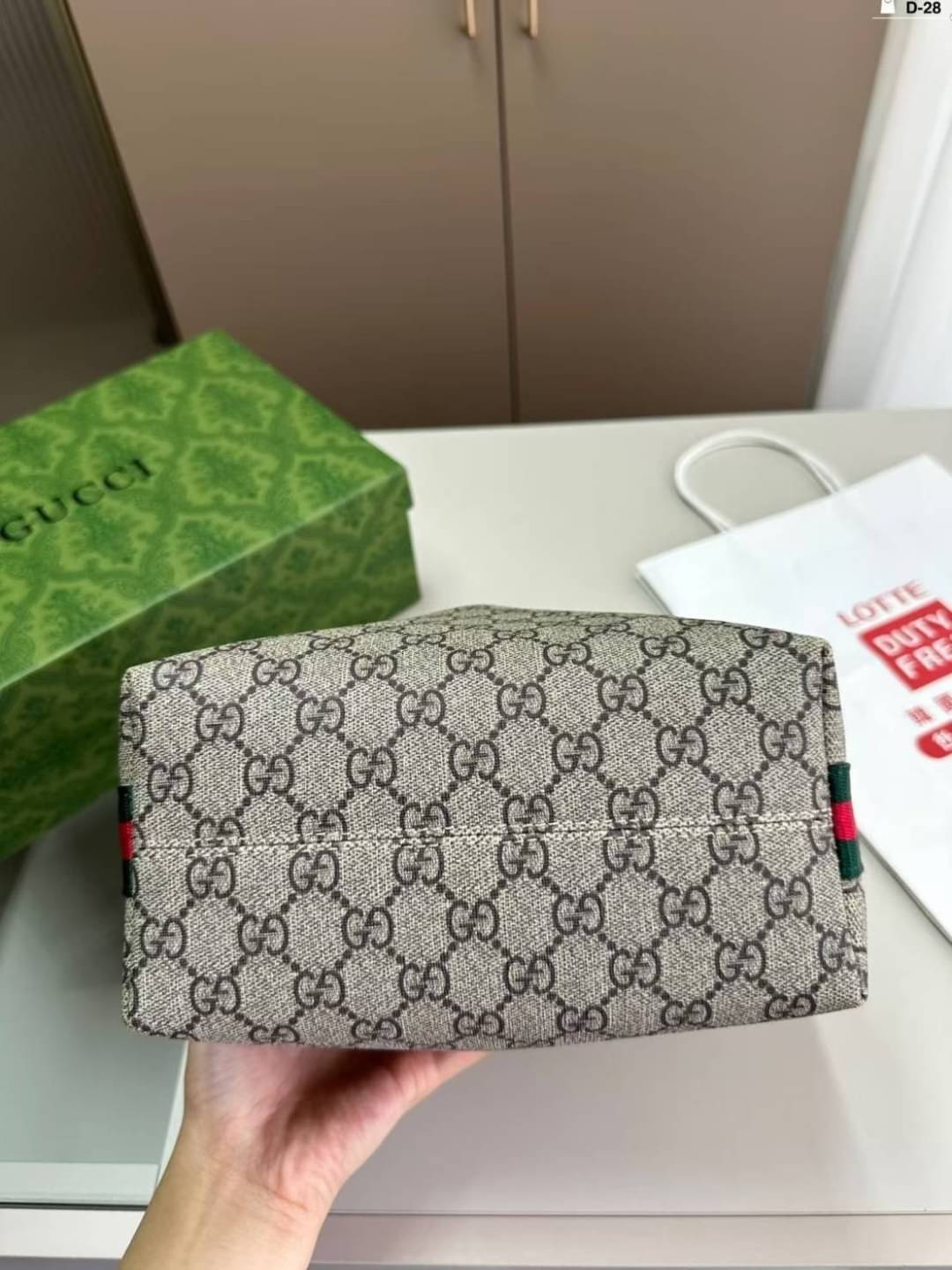 GUCCI Ophidia super mini shoulder bag กระเป๋าถือ/สะพายไหล่ยอดนิยม คอลเลคชั่นสวยสะบัด เปิด-ปิดด้วยซิป ใช้งานสะดวก ภายในกว้าง ตอบโจทย์และเข้าได้กับทุกสไตล์แบบนี้ ควรมีติดบ้านไว้สักใบแล้วน้า