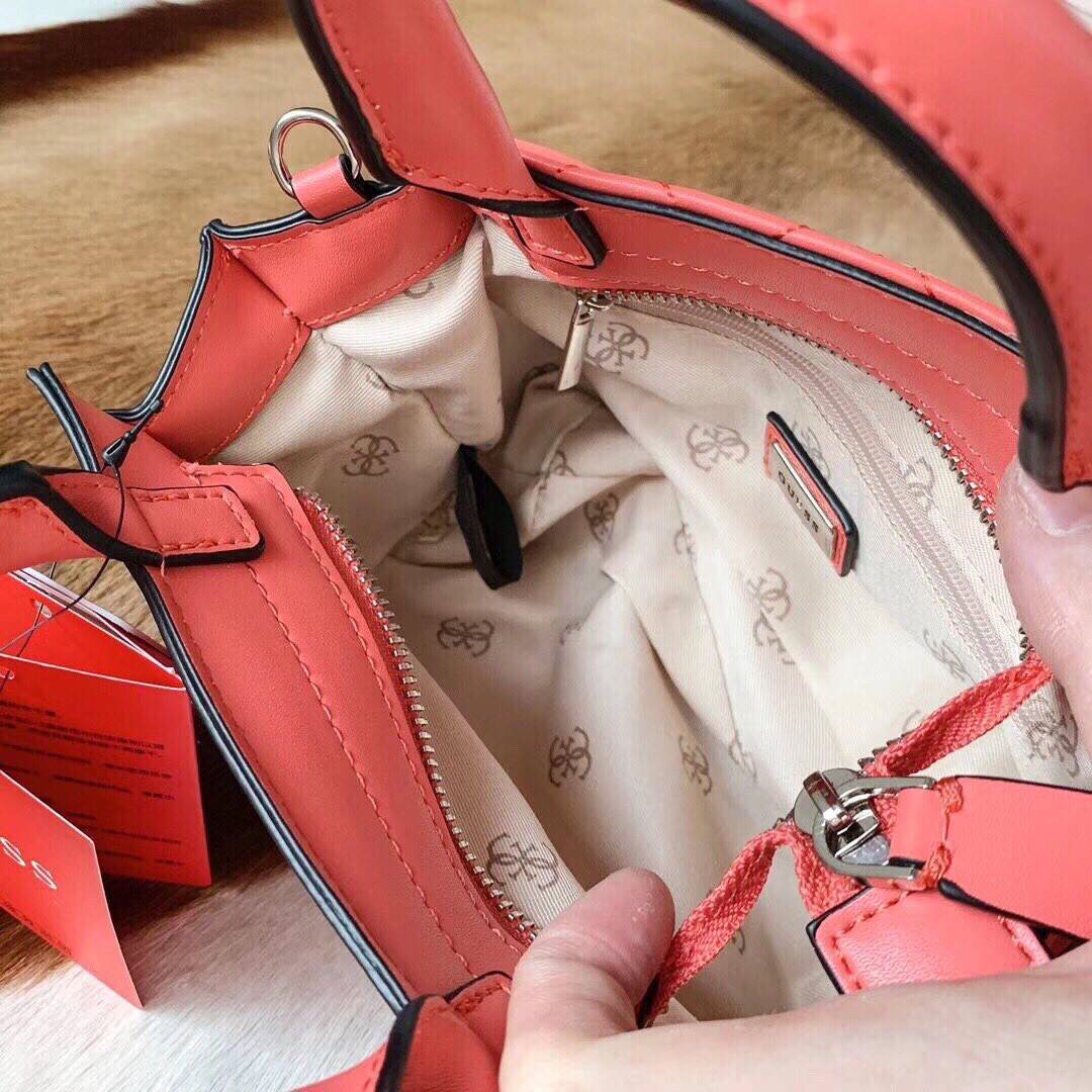GUESS ELLIANA QUILTED MINI SATCHEL BAG กระเป๋าสะพายรุ่นยอดนิยม วัสดุ PU คุณภาพดี นิ่ม น้ำหนักเบาด้านหน้าประดับด้วยโลโก้แบรนด์สุดหรู เปิดปิดกระเป๋าด้วยซิปสะดวกใช้ ด้านในกว้างมีช่องซิปสำหรับใส่ของ ใส่มือถือได้ทุกรุ่น ซับในลายแบรนด์ สายสะพายหนังเลื่อนปรับระด
