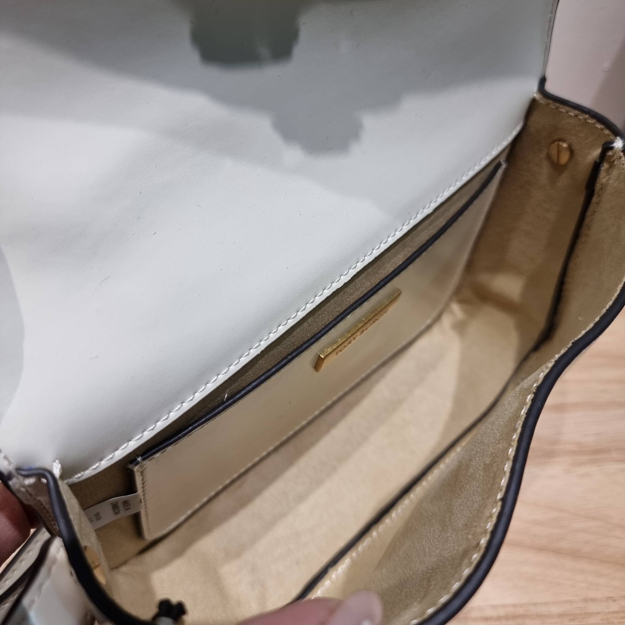 TORY BURCH ROBINSON SPAZZOLATO CONVERTIBLE SHOULDER BAG คอลเลคชั่นใหม่ สวยก่อนใคร ในราคาสุดคุ้ม! กับกระเป๋าสะพายไหล่ ดีไซน์สุดหรู หนังแก้วเงาสวยคม สีผู้ดี รูปทรงใช้งานได้ทุกลุค