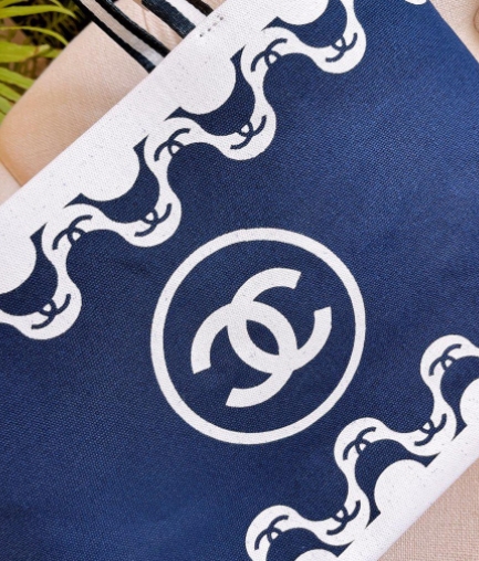VIP 】CHANEL Spring Tote Blue Striped Beach Bag กระเป๋าทรง Shopping ใบใหญ่กำลังดี วัสดุผ้าแคนวาสตัดเย็บด้วยการเดินด้ายสวยงามเลอร์ค่ามาก สีน้ำเงินในลุคสดใส ไปทะเลได้แบบคูลๆ จุของได้เยอะ Rare items เด็ดๆแบบนี้ควรค่าเเก่การสะสมสาวก Chanel ห้ามพลาดค่ะ!