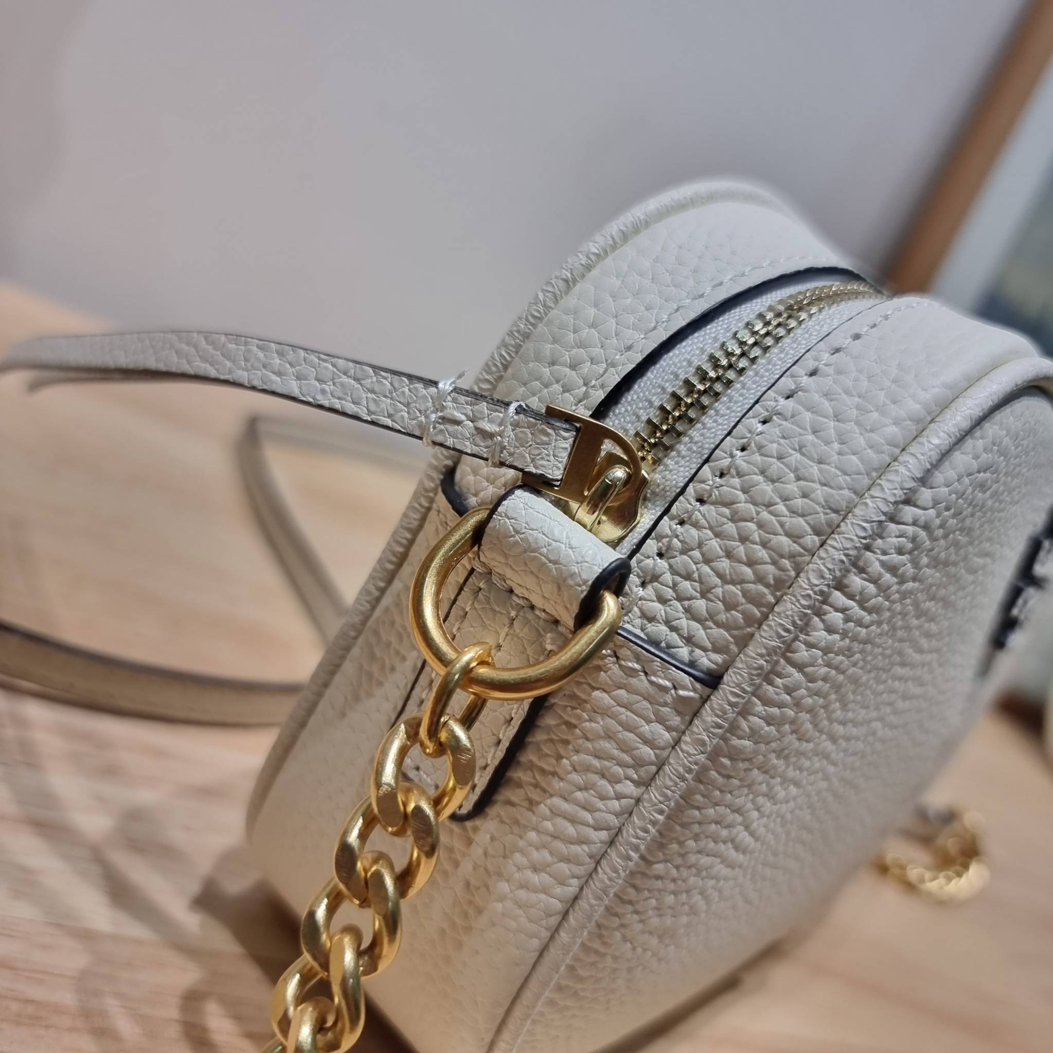 TORY BURCH MCGRAW CAMERA BAG ใหม่จากคอลเลคชั่นสุดคลาสสิค กับกระเป๋าสะพายข้าง ทรงกล่องไซส์กะทัดรัด น้ำหนักเบา ใช้งานง่ายด้วยซิปรูดเปิดปิด แมทช์ได้กับทุกสไตล์การแต่งตัว