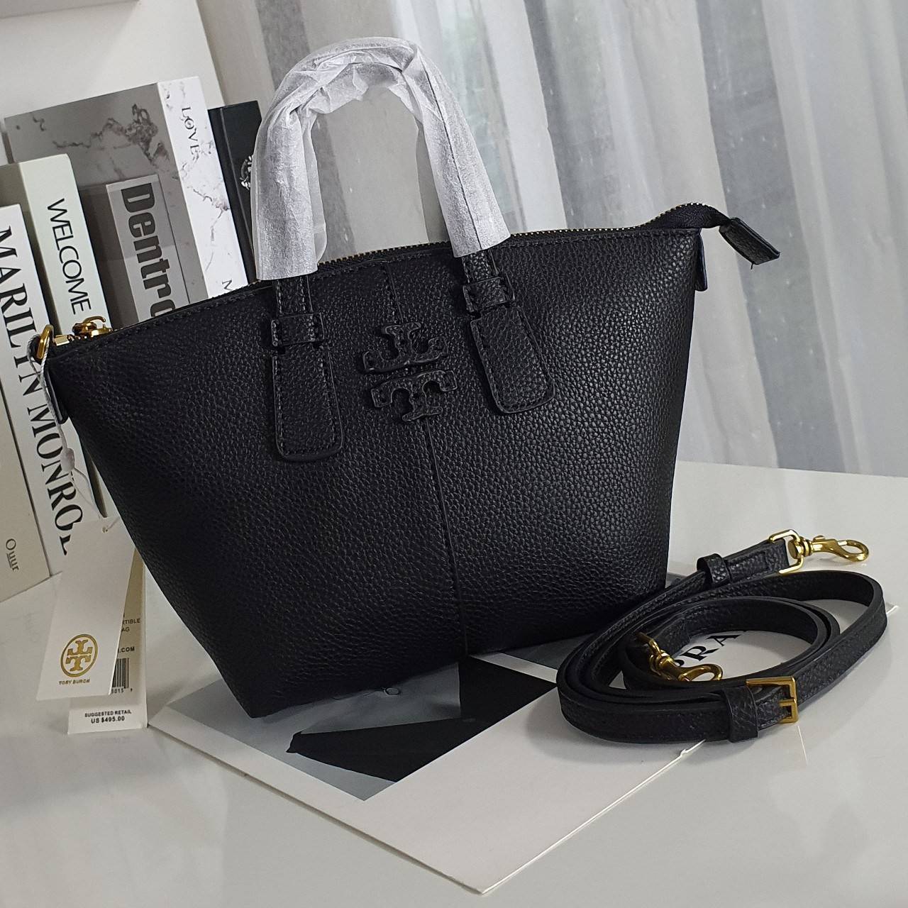 Tory Burch Mcgraw Mini Top Zip Satchel กระเป๋าสะพายทรงสวย ใบขนาดเล็กกำลังดี หนังสวยมาก ปักโลโก้แบรนด์ด้านหน้า เปิดปิดด้วยซิปยาวอะไหล่ทอง บุผ้าไนลอนปั้มลายแบรนด์ด้านใน พร้อมช่องใส่ของ1ช่อง สามารถใส่กระเป๋าสตางค์ใบยาว มือถือ iphone เงิน ของจุกจิกได้ มาพร้อม