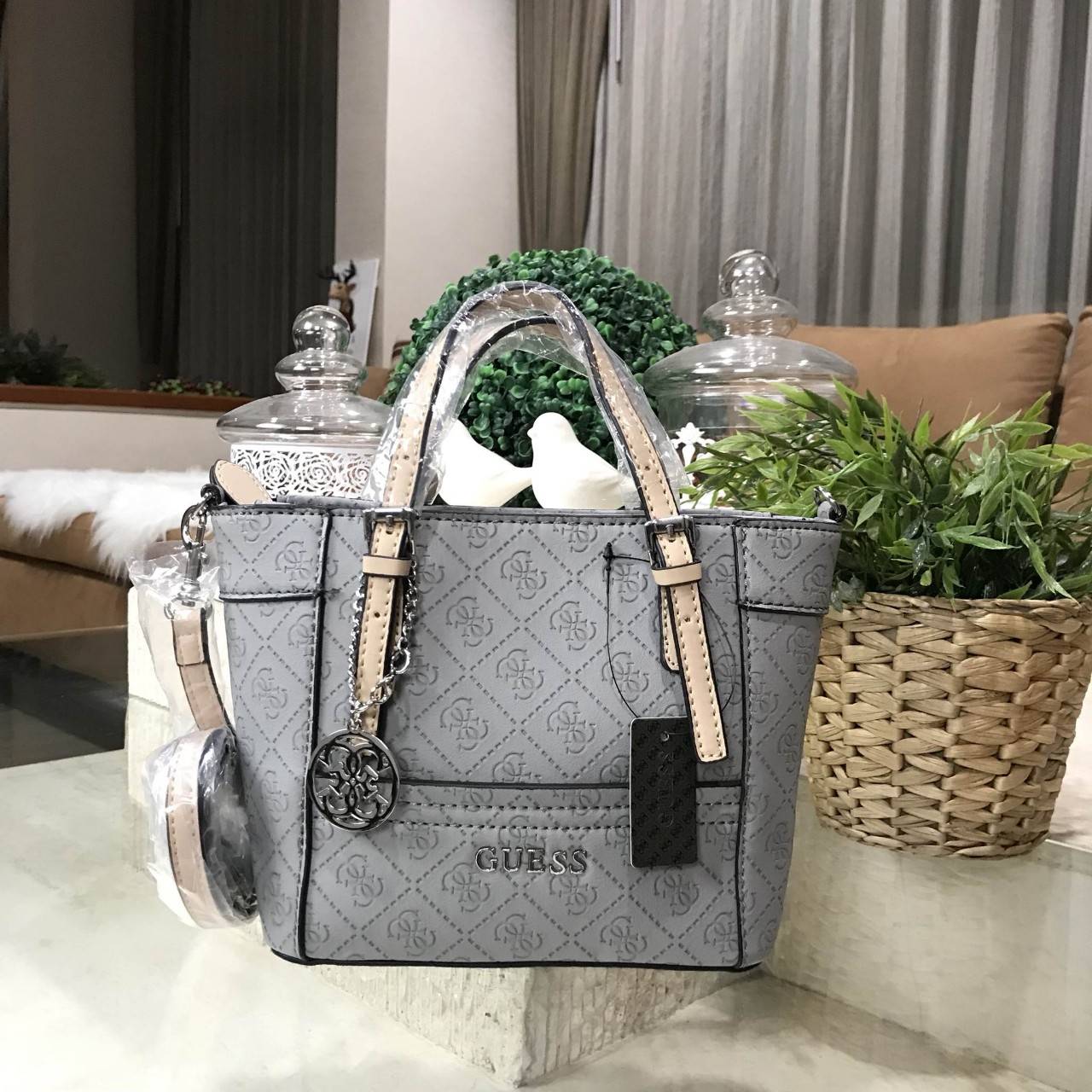 GUESS DELANEY CROSS BODY BAG New arrival กระเป๋าถือหรือสะพายรุ่นขายดี จาก GUESS FACTORY new collection วัสดุหนัง ปั๊มลาย GUESS Signature รอบใบ สวยหรูอยู่ทรง ขนาดกำลังงน่ารัก น้ำหนักเบา ด้านหน้าประดับโลโก้ พร้อมพวงกุญแจห้อยที่หูหิ้ว ถอดเเยกใช้ได้ เปิดปิดด้