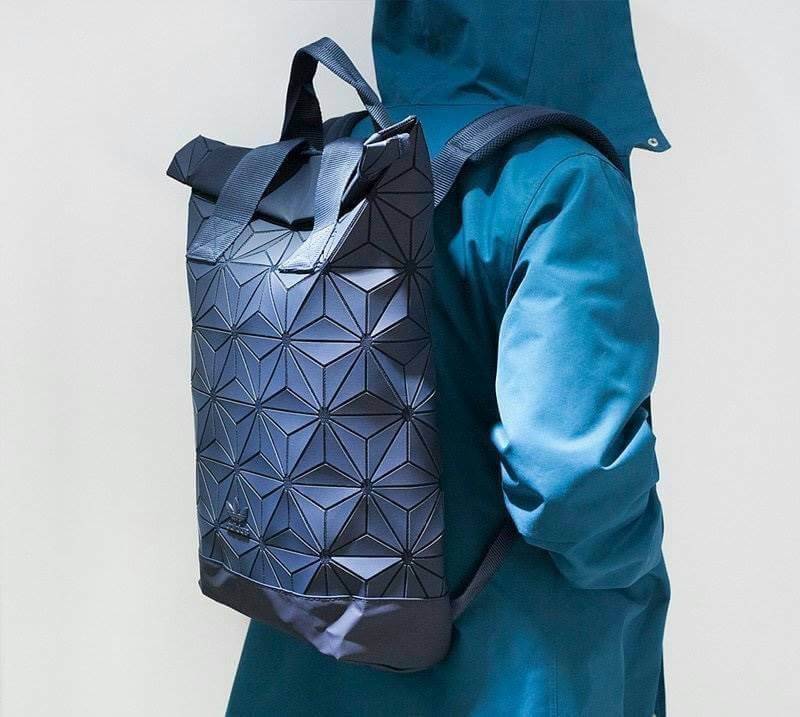 Adidas Originals BP Roll Top 3D Mesh 2017 Backpack Bag DH0100 กระเป๋าเป้สะพายหลัง สีใหม่ ดีไซน์แบบ 3 มิติ วัสดุ polyurethane ใช้ลูกเล่นของเหลี่ยม และมุมเชื่อมเข้าหากัน การออกแบบกระเป๋าเป็นเหมือนถุงทรงสูง ส่วนปากกระเป๋า เปิดปิดแบบตีนตุ๊กแกม้วนพับ และติดกระ