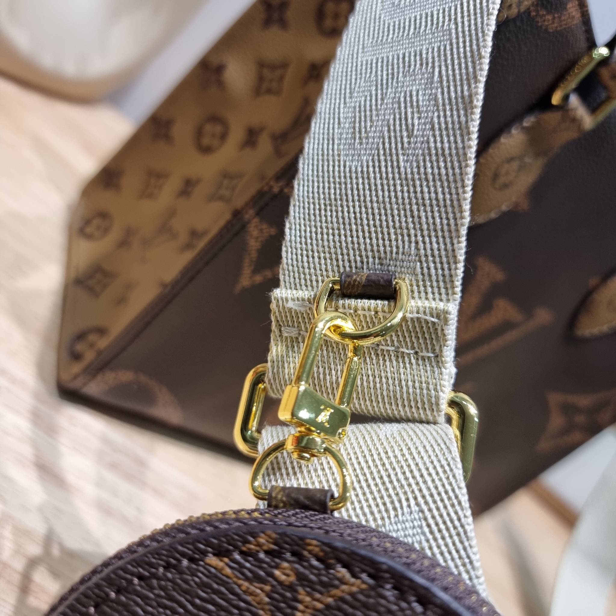 LV Onthego Small Bag กระเป๋าทรงโท้ทดีไซน์ใหม่ พร้อมสายสะพายสปอร์ตและใบลูก LV small tote with strap โทนสีคลาสสิคใช้งานง่าย ตอบโจทย์ได้ทุกลุค ทุกสไตล์
