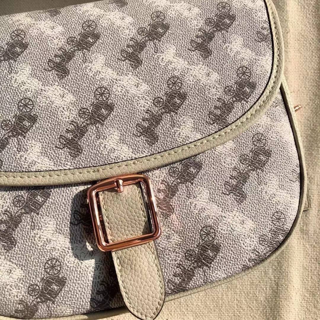 OUTLET 】COACH HITCH CROSSBODY WITH HORSE AND CARRIAGE PRINT พร้อมส่งที่ไทย
