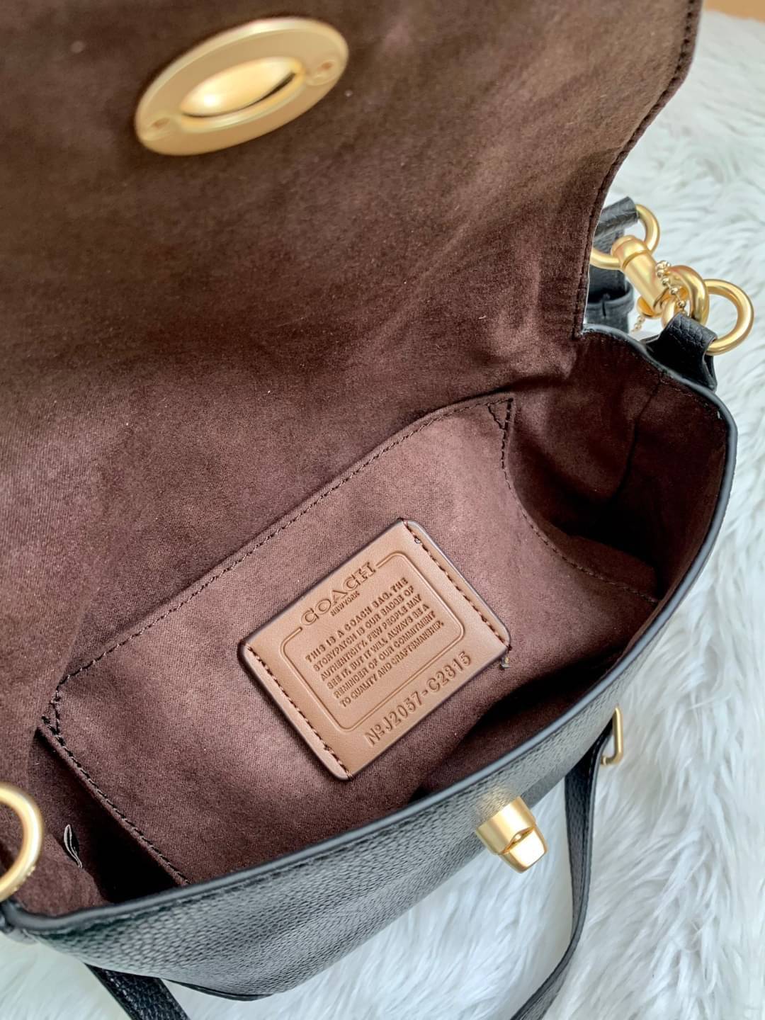 คอลเลคชั่นใหม่ ทั้งสวยทั้งคุณภาพค่ะ😘 COACH KARLEE CROSSBODY BAG 💐พร้อมส่ง ได้ไปไม่ผิดหวังแน่นอนค่ะ! สวยๆแบบคนดังระดับโลกกันค่าา กระเป๋าสะพายแบบครอสบอดี้ร์ หนังแท้นิ่มสวยงามมากๆค่ะ รูปทรงน่ารักกระทัดรัด เปิดปิดกระเป๋าแบบหมุนล็อค ภายในสามารถ